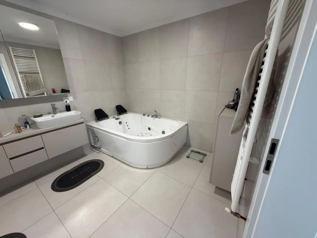 Apartament bloc NOU,4 camere,3 bai,2 terase,parcare privată