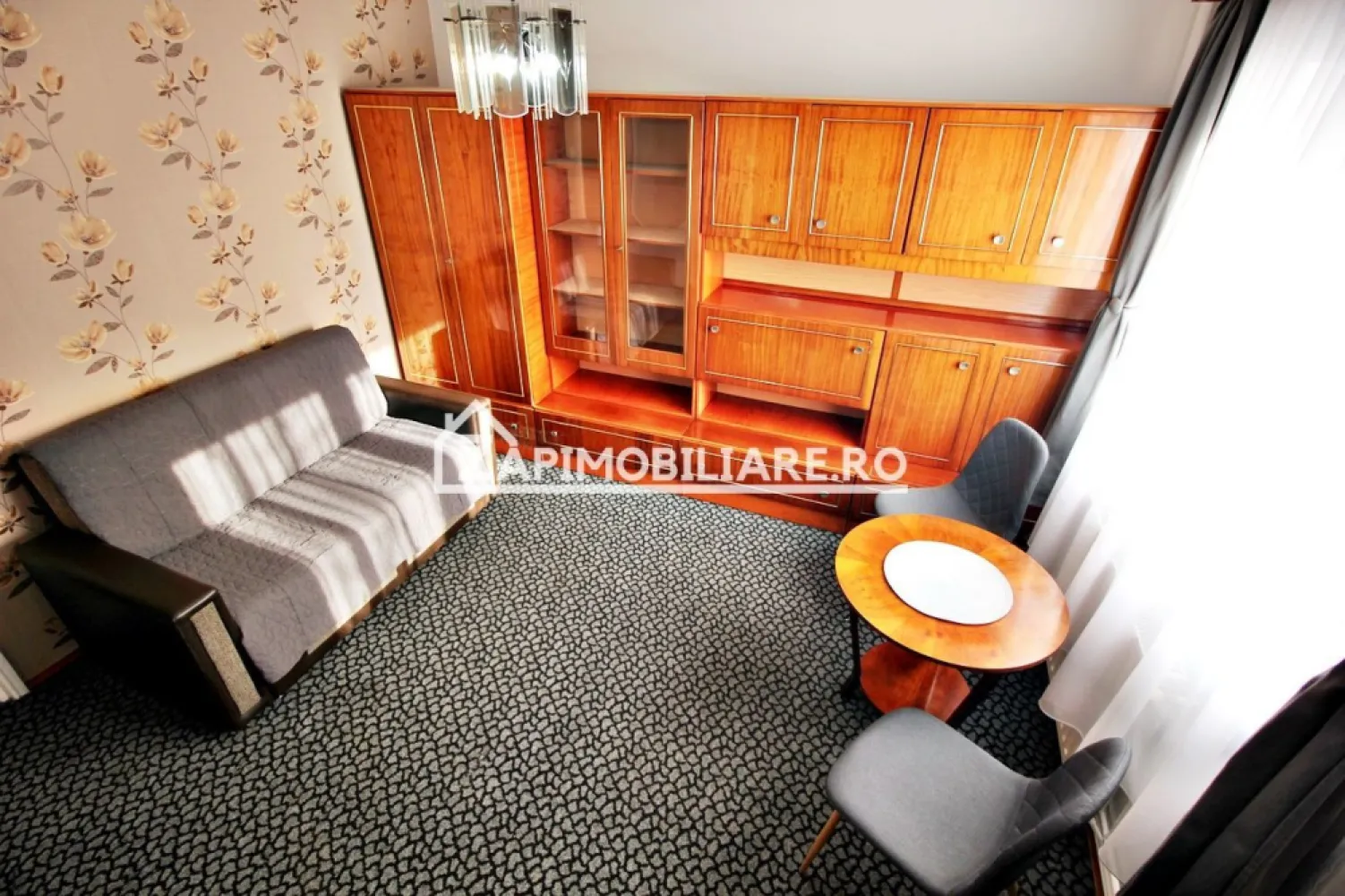 Apartament 1 camera, et.2, cartier Tudor - De închiriat apartament 1 cameră decomandat confort 1, situat în cartierul Tudor, strada Livezeni, suprafață utilă de 26 mp, situat la etajul 2 din 4 oferit de Zap Imobiliare.
Detalii: 
- 1 dormitor, 1 bucătărie, 1baie, 1 balcon , 1 hol, 1 camară
- centrală termică, calorifere, geamuri termopan, ușă metalică.
- masina de spalat rufe, frigider.aragaz
 Contact 0774048706 Bogdan
Proprietatea se află într-o zonă cu un confort deosebit, datorită amplasării în imediata apropiere a tot ceea ce înseamnă viață modernă, și anume: mijloace de transport în comun, magazine, unități de învățământ de toate gradele, piață, parc, bănci, farmacii, s.a.
Locuința se închiriază mobilată și utilată la prețul de 260 Euro negociabil. 
Comisionul perceput este de 50% din valoarea primei chirii si se plateste o singura data in momentul semnarii contractului de inchiriere.
Contact 0774048706 Bogdan
Acest anunț nu corespunde cerințelor tale? Sună la numărul afișat în anunț și unul dintre agenții noștri te va ajuta cu alte oferte personalizate în funcție de cerințele tale.
