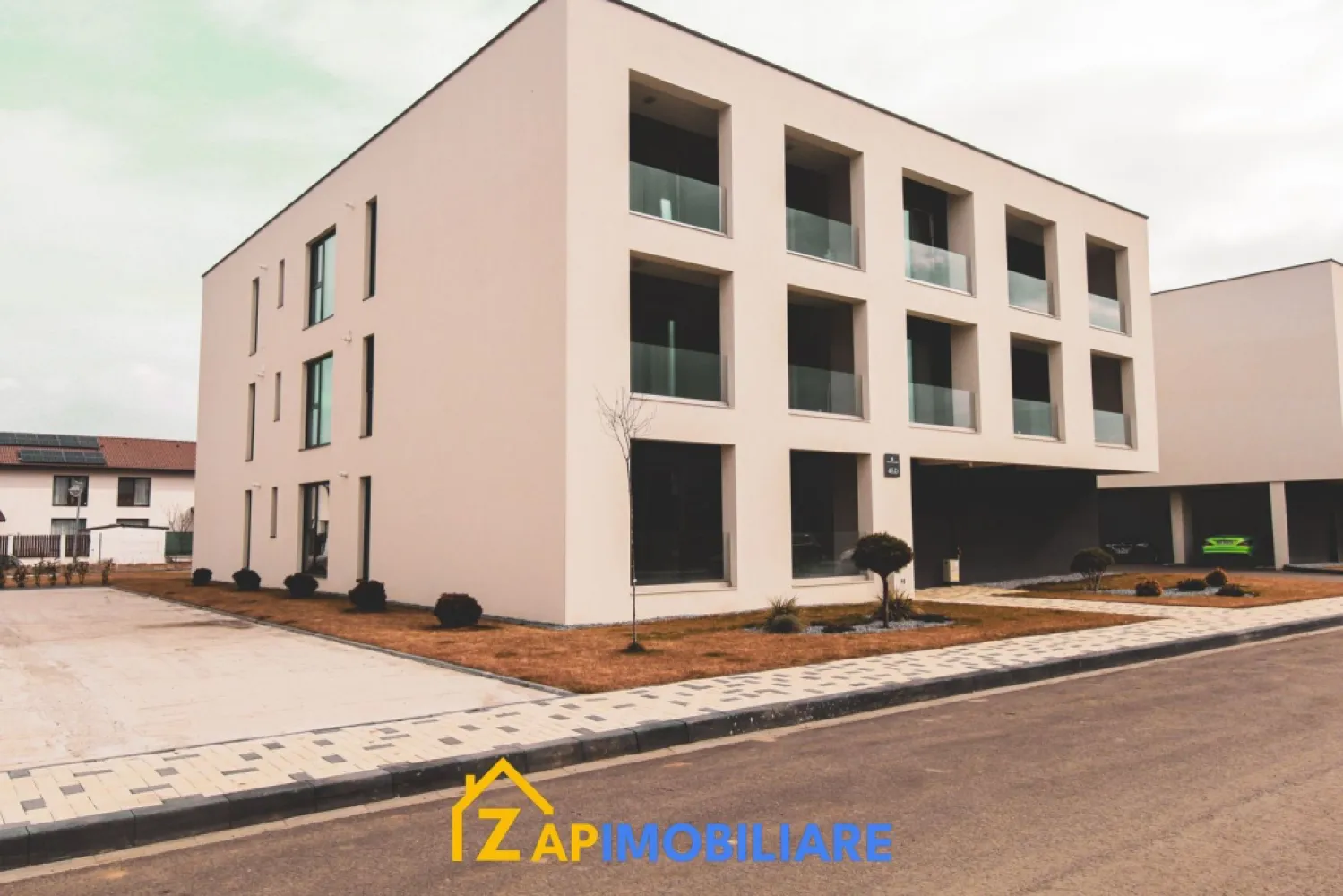 OFERTĂ RARĂ – 2 unități LUX cu jacuzzi, randament imediat - Mentionati ID-ul proprietatii cand apelati: CP3047433
Contact ⓪⑦②⑥ ②②③ ⑧⑧⑥ Sebastian

Vă propunem o proprietate atipică, situată în cartierul rezidențial premium Unirii Park Luxury din Târgu Mureș – ideală atât pentru locuire, cât și pentru investiție cu venit imediat.

Este vorba despre un apartament împărțit inteligent încă din faza de construcție în două unități complet independente, fiecare cu intrare proprie. În acte există un singur CF, însă funcțional vorbim despre două spații separate, perfect optimizate.

Proprietatea este situată la etajul 1 într-un imobil nou, finalizat în 2025, și se predă complet mobilată și utilată, la standarde premium.

-- compartimentare eficientă în 2 unități independente
-- 2 terase generoase
-- jacuzzi propriu în fiecare unitate (Wellis)
-- aer condiționat în fiecare cameră
-- sistem Smart Home integrat
-- electrocasnice Samsung și Electrolux
-- obiecte sanitare Grohe & Geberit
-- electrocasnice în garanție până la 5 ani

Compartimentare:

-- Studio LUX: dormitor cu pat matrimonial, jacuzzi, bucătărie, baie, terasă
-- Apartament 2 camere: living open-space cu bucătărie, dormitor cu jacuzzi, baie, dressing/debara, terasă dublă

Un avantaj major este faptul că proprietatea generează deja venit:

-- 700 euro/lună chirie totală (300 euro + 400 euro)
-- chiriașii pot rămâne sau eliberarea se face la cerere

Cartierul oferă un mediu modern și sigur:

-- zonă liniștită și verde
-- acces privat
-- supraveghere video
-- stație încărcare mașini electrice

Există posibilitatea recompartimentării rapide într-un apartament spațios cu 3 camere.

-- preț: 139.900 euro (negociabil)
-- 2 locuri de parcare disponibile: 5.000 euro / loc

Comision Agentie ZERO

Contact ⓪⑦②⑥ ②②③ ⑧⑧⑥ Sebastian