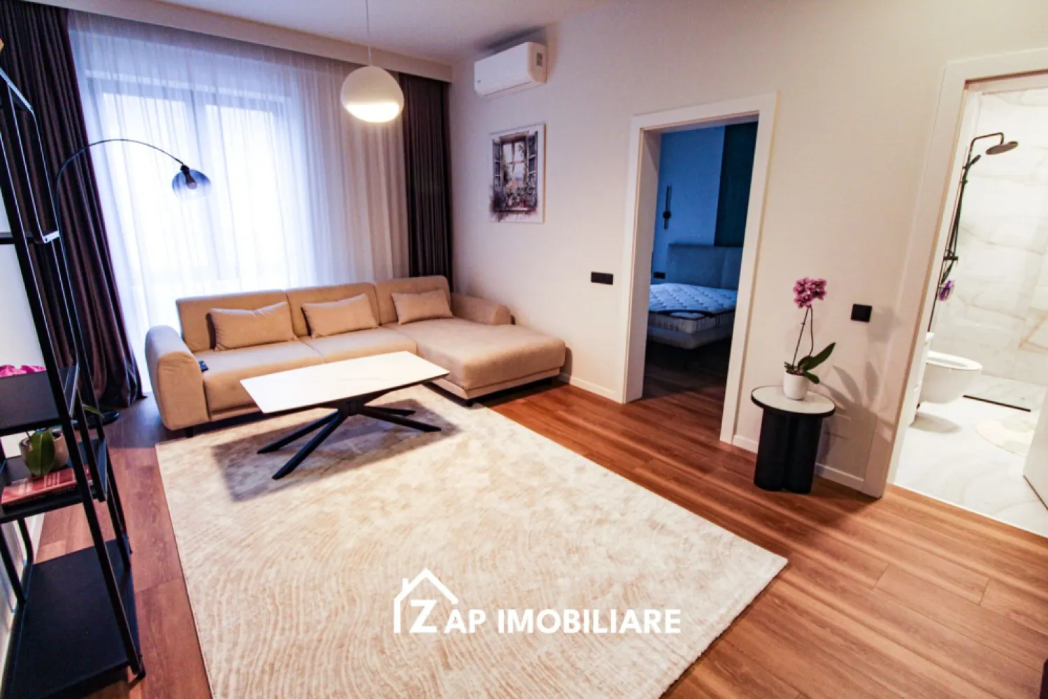 Apartament lux Arossa Center ultracentral parcare subterana - Mentionati ID-ul proprietatii cand apelati: CP3017054
Contact ⓪⑦②⑥ ②②③ ⑧⑧⑥ Sebastian
Apartament premium situat la etajul 1 in cadrul complexului rezidential Arossa Center, unul dintre cele mai exclusiviste proiecte din zona ultracentrala a orasului, in Piata Trandafirilor.

Proprietatea este la prima inchiriere si ofera un nivel ridicat de confort, finisaje moderne si acces la facilitati premium intr-un ansamblu nou, finalizat recent.

-- 2 camere
-- Etaj 1
-- Mobilat lux, prima inchiriere
-- Aer conditionat 12000 BTU
-- Sistem centralizat de incalzire cu termostate individuale
-- Loc de parcare subteran
-- Videointerfon

Dotari incluse:
-- Frigider Beko
-- Masina de spalat vase Beko
-- Masina de spalat rufe Samsung
-- Hota Electrolux
-- TV LG in dormitor

Despre complex:
-- Localizare ultracentrala, in zona 0 a orasului
-- Acces direct catre restaurante, cafenele si puncte de interes
-- Complex modern format din 2 corpuri cu functiuni mixte (rezidential, comercial, birouri)
-- Parcare subterana generoasa pentru rezidenti
-- Terase verzi si spatii de relaxare pe acoperis
-- Curti interioare amenajate cu zone verzi
-- Constructie noua, materiale premium si eficienta energetica ridicata
-- Apartamente spatioase, gandite pentru confort urban modern

Complexul imbina perfect viata urbana activa cu zone de relaxare, oferind un stil de viata exclusivist chiar in centrul orasului.

-- Pret: 700 euro/luna

Comision agenție: ZERO!

Contact ⓪⑦②⑥ ②②③ ⑧⑧⑥ Sebastian