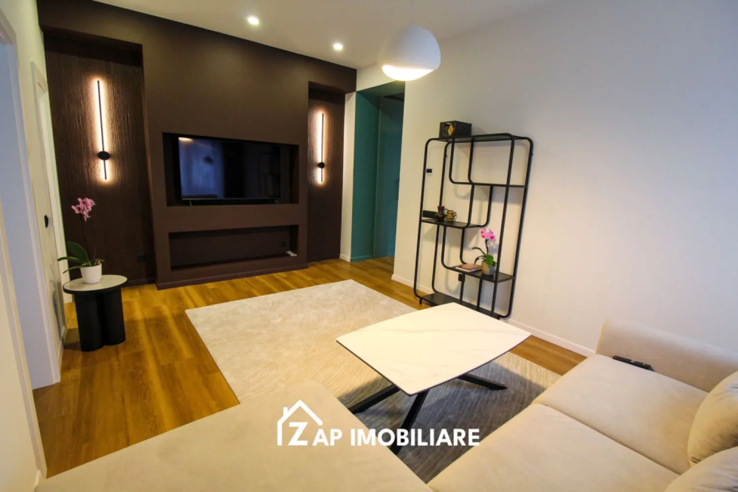 Apartament lux Arossa Center ultracentral parcare subterana - Mentionati ID-ul proprietatii cand apelati: CP3017054
Contact ⓪⑦②⑥ ②②③ ⑧⑧⑥ Sebastian
Apartament premium situat la etajul 1 in cadrul complexului rezidential Arossa Center, unul dintre cele mai exclusiviste proiecte din zona ultracentrala a orasului, in Piata Trandafirilor.

Proprietatea este la prima inchiriere si ofera un nivel ridicat de confort, finisaje moderne si acces la facilitati premium intr-un ansamblu nou, finalizat recent.

-- 2 camere
-- Etaj 1
-- Mobilat lux, prima inchiriere
-- Aer conditionat 12000 BTU
-- Sistem centralizat de incalzire cu termostate individuale
-- Loc de parcare subteran
-- Videointerfon

Dotari incluse:
-- Frigider Beko
-- Masina de spalat vase Beko
-- Masina de spalat rufe Samsung
-- Hota Electrolux
-- TV LG in dormitor

Despre complex:
-- Localizare ultracentrala, in zona 0 a orasului
-- Acces direct catre restaurante, cafenele si puncte de interes
-- Complex modern format din 2 corpuri cu functiuni mixte (rezidential, comercial, birouri)
-- Parcare subterana generoasa pentru rezidenti
-- Terase verzi si spatii de relaxare pe acoperis
-- Curti interioare amenajate cu zone verzi
-- Constructie noua, materiale premium si eficienta energetica ridicata
-- Apartamente spatioase, gandite pentru confort urban modern

Complexul imbina perfect viata urbana activa cu zone de relaxare, oferind un stil de viata exclusivist chiar in centrul orasului.

-- Pret: 700 euro/luna

Comision agenție: ZERO!

Contact ⓪⑦②⑥ ②②③ ⑧⑧⑥ Sebastian