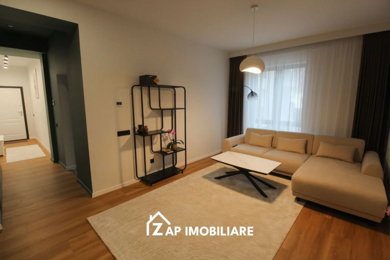 Apartament lux Arossa Center ultracentral parcare subterana - Mentionati ID-ul proprietatii cand apelati: CP3017054
Contact ⓪⑦②⑥ ②②③ ⑧⑧⑥ Sebastian
Apartament premium situat la etajul 1 in cadrul complexului rezidential Arossa Center, unul dintre cele mai exclusiviste proiecte din zona ultracentrala a orasului, in Piata Trandafirilor.

Proprietatea este la prima inchiriere si ofera un nivel ridicat de confort, finisaje moderne si acces la facilitati premium intr-un ansamblu nou, finalizat recent.

-- 2 camere
-- Etaj 1
-- Mobilat lux, prima inchiriere
-- Aer conditionat 12000 BTU
-- Sistem centralizat de incalzire cu termostate individuale
-- Loc de parcare subteran
-- Videointerfon

Dotari incluse:
-- Frigider Beko
-- Masina de spalat vase Beko
-- Masina de spalat rufe Samsung
-- Hota Electrolux
-- TV LG in dormitor

Despre complex:
-- Localizare ultracentrala, in zona 0 a orasului
-- Acces direct catre restaurante, cafenele si puncte de interes
-- Complex modern format din 2 corpuri cu functiuni mixte (rezidential, comercial, birouri)
-- Parcare subterana generoasa pentru rezidenti
-- Terase verzi si spatii de relaxare pe acoperis
-- Curti interioare amenajate cu zone verzi
-- Constructie noua, materiale premium si eficienta energetica ridicata
-- Apartamente spatioase, gandite pentru confort urban modern

Complexul imbina perfect viata urbana activa cu zone de relaxare, oferind un stil de viata exclusivist chiar in centrul orasului.

-- Pret: 700 euro/luna

Comision agenție: ZERO!

Contact ⓪⑦②⑥ ②②③ ⑧⑧⑥ Sebastian