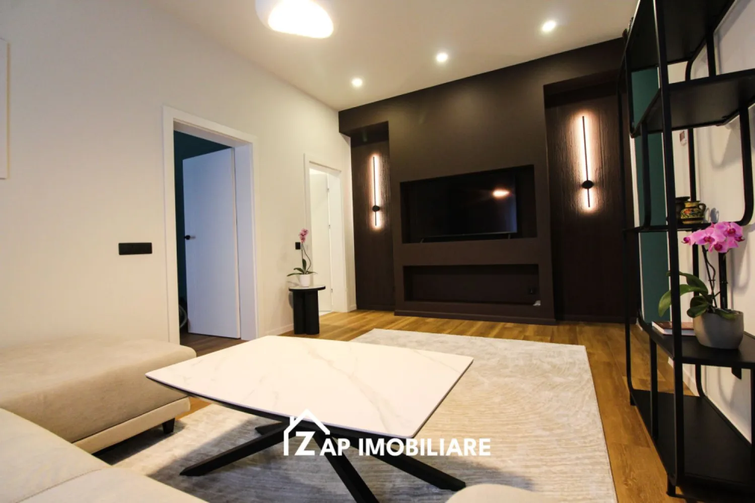Apartament lux Arossa Center ultracentral parcare subterana - Mentionati ID-ul proprietatii cand apelati: CP3017054
Contact ⓪⑦②⑥ ②②③ ⑧⑧⑥ Sebastian
Apartament premium situat la etajul 1 in cadrul complexului rezidential Arossa Center, unul dintre cele mai exclusiviste proiecte din zona ultracentrala a orasului, in Piata Trandafirilor.

Proprietatea este la prima inchiriere si ofera un nivel ridicat de confort, finisaje moderne si acces la facilitati premium intr-un ansamblu nou, finalizat recent.

-- 2 camere
-- Etaj 1
-- Mobilat lux, prima inchiriere
-- Aer conditionat 12000 BTU
-- Sistem centralizat de incalzire cu termostate individuale
-- Loc de parcare subteran
-- Videointerfon

Dotari incluse:
-- Frigider Beko
-- Masina de spalat vase Beko
-- Masina de spalat rufe Samsung
-- Hota Electrolux
-- TV LG in dormitor

Despre complex:
-- Localizare ultracentrala, in zona 0 a orasului
-- Acces direct catre restaurante, cafenele si puncte de interes
-- Complex modern format din 2 corpuri cu functiuni mixte (rezidential, comercial, birouri)
-- Parcare subterana generoasa pentru rezidenti
-- Terase verzi si spatii de relaxare pe acoperis
-- Curti interioare amenajate cu zone verzi
-- Constructie noua, materiale premium si eficienta energetica ridicata
-- Apartamente spatioase, gandite pentru confort urban modern

Complexul imbina perfect viata urbana activa cu zone de relaxare, oferind un stil de viata exclusivist chiar in centrul orasului.

-- Pret: 700 euro/luna

Comision agenție: ZERO!

Contact ⓪⑦②⑥ ②②③ ⑧⑧⑥ Sebastian