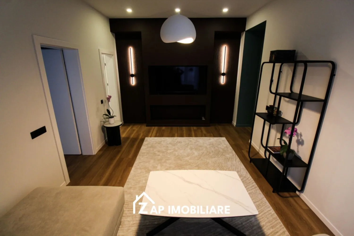 Apartament lux Arossa Center ultracentral parcare subterana - Mentionati ID-ul proprietatii cand apelati: CP3017054
Contact ⓪⑦②⑥ ②②③ ⑧⑧⑥ Sebastian
Apartament premium situat la etajul 1 in cadrul complexului rezidential Arossa Center, unul dintre cele mai exclusiviste proiecte din zona ultracentrala a orasului, in Piata Trandafirilor.

Proprietatea este la prima inchiriere si ofera un nivel ridicat de confort, finisaje moderne si acces la facilitati premium intr-un ansamblu nou, finalizat recent.

-- 2 camere
-- Etaj 1
-- Mobilat lux, prima inchiriere
-- Aer conditionat 12000 BTU
-- Sistem centralizat de incalzire cu termostate individuale
-- Loc de parcare subteran
-- Videointerfon

Dotari incluse:
-- Frigider Beko
-- Masina de spalat vase Beko
-- Masina de spalat rufe Samsung
-- Hota Electrolux
-- TV LG in dormitor

Despre complex:
-- Localizare ultracentrala, in zona 0 a orasului
-- Acces direct catre restaurante, cafenele si puncte de interes
-- Complex modern format din 2 corpuri cu functiuni mixte (rezidential, comercial, birouri)
-- Parcare subterana generoasa pentru rezidenti
-- Terase verzi si spatii de relaxare pe acoperis
-- Curti interioare amenajate cu zone verzi
-- Constructie noua, materiale premium si eficienta energetica ridicata
-- Apartamente spatioase, gandite pentru confort urban modern

Complexul imbina perfect viata urbana activa cu zone de relaxare, oferind un stil de viata exclusivist chiar in centrul orasului.

-- Pret: 700 euro/luna

Comision agenție: ZERO!

Contact ⓪⑦②⑥ ②②③ ⑧⑧⑥ Sebastian