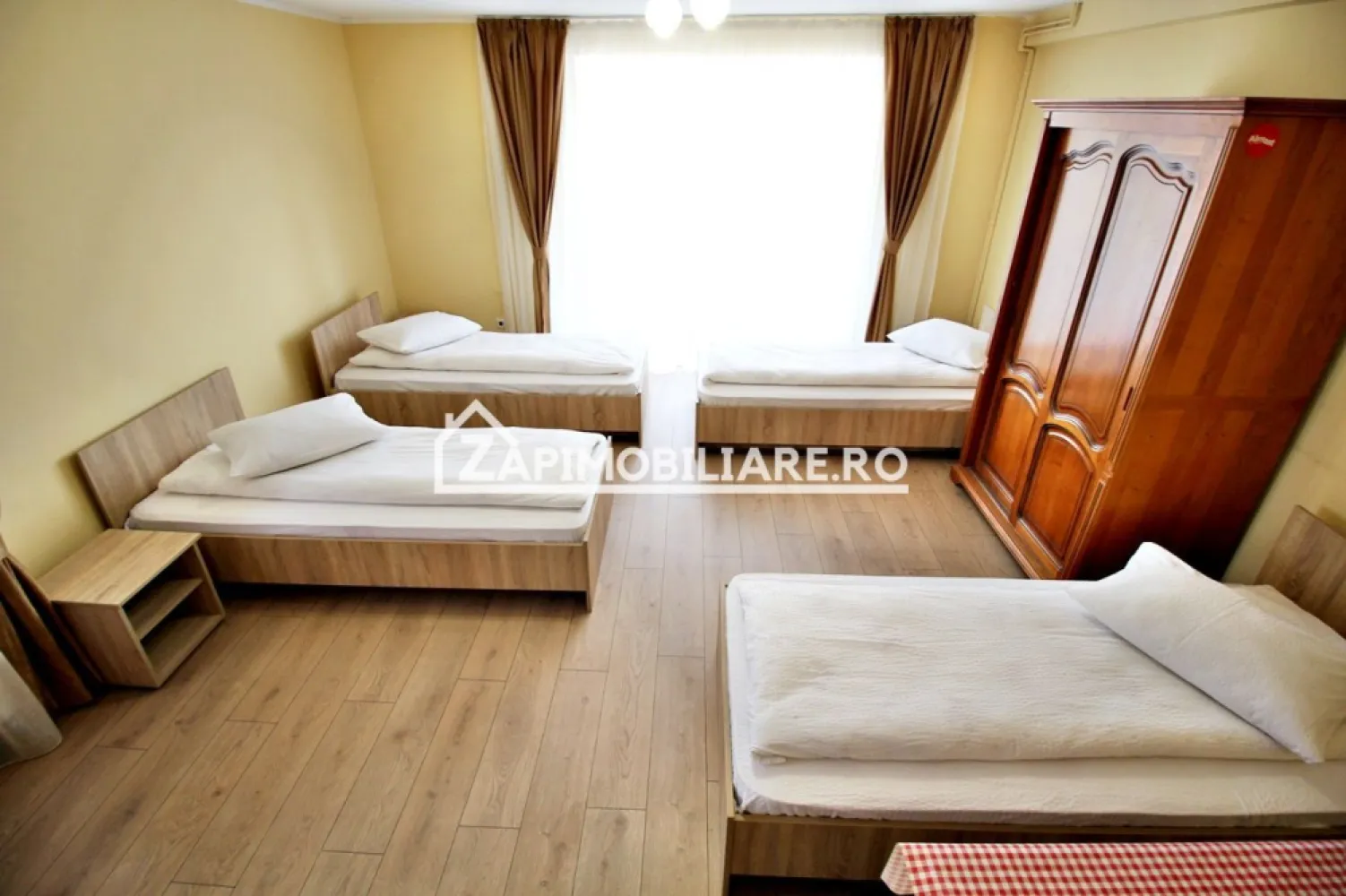 Casa 4 camere,4 bai,1 bucatarie,1 living,120 mp,500mp teren - Contact 0774048706 Bogdan
De închiriat casă pentru muncitori,5 camere situată în Corunca, suprafața utilă de 120mp amplasată pe un teren cu suprafață de 500 mp.
Compartimentare:
- la parter: 1 living, 1 bucătărie, 2 bai,1 camară, 1 terasă
- la etaj: 4 dormitoare, 2 bai, 1 cameră tehnică, 1 balcon.
- total 12 paturi
- pretul 50 ron/ persoană, consum inclus in pret
Detalii:
- centrală termică, calorifere, geamuri termopan, 
Casa se închiriază mobilată și utilată la prețul de 50 ron / zi de persoana
Comisionul perceput este de 50% din valoarea primei chirii si se plateste o singura data in momentul semnarii contractului de inchiriere.
Contact 0774048706 Bogdan
Acest anunț nu corespunde cerințelor tale? Sună la numărul afișat în anunț și unul dintre agenții noștri te va ajuta cu alte oferte personalizate în funcție de cerințele tale.