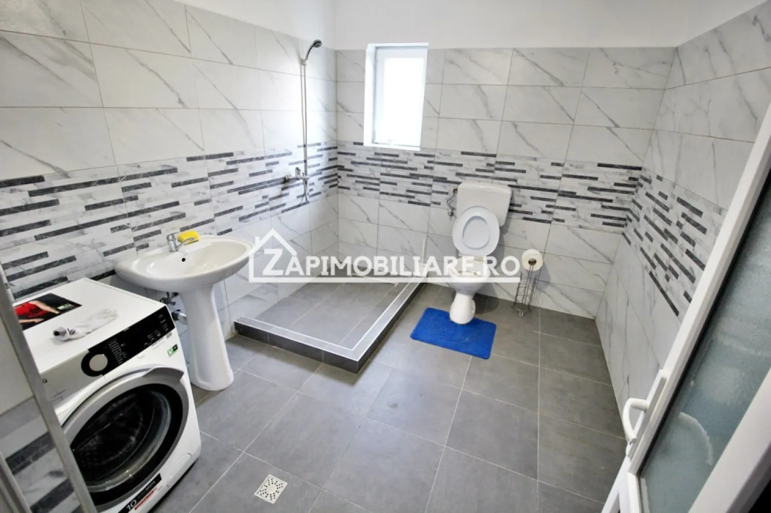 Casa 4 camere,4 bai,1 bucatarie,1 living,120 mp,500mp teren - Contact 0774048706 Bogdan
De închiriat casă pentru muncitori,5 camere situată în Corunca, suprafața utilă de 120mp amplasată pe un teren cu suprafață de 500 mp.
Compartimentare:
- la parter: 1 living, 1 bucătărie, 2 bai,1 camară, 1 terasă
- la etaj: 4 dormitoare, 2 bai, 1 cameră tehnică, 1 balcon.
- total 12 paturi
- pretul 50 ron/ persoană, consum inclus in pret
Detalii:
- centrală termică, calorifere, geamuri termopan, 
Casa se închiriază mobilată și utilată la prețul de 50 ron / zi de persoana
Comisionul perceput este de 50% din valoarea primei chirii si se plateste o singura data in momentul semnarii contractului de inchiriere.
Contact 0774048706 Bogdan
Acest anunț nu corespunde cerințelor tale? Sună la numărul afișat în anunț și unul dintre agenții noștri te va ajuta cu alte oferte personalizate în funcție de cerințele tale.
