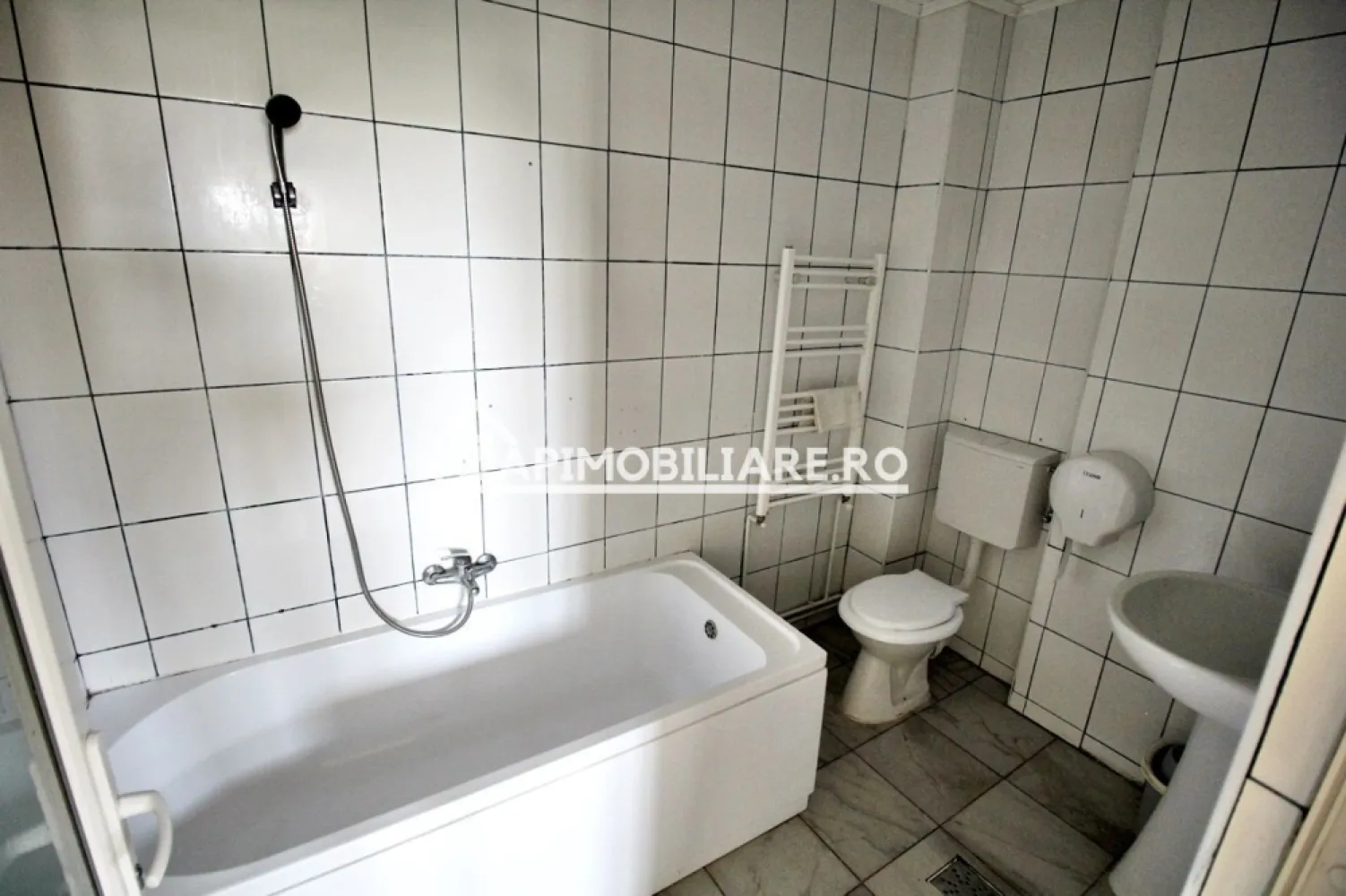 Casa 4 camere,4 bai,1 bucatarie,1 living,120 mp,500mp teren