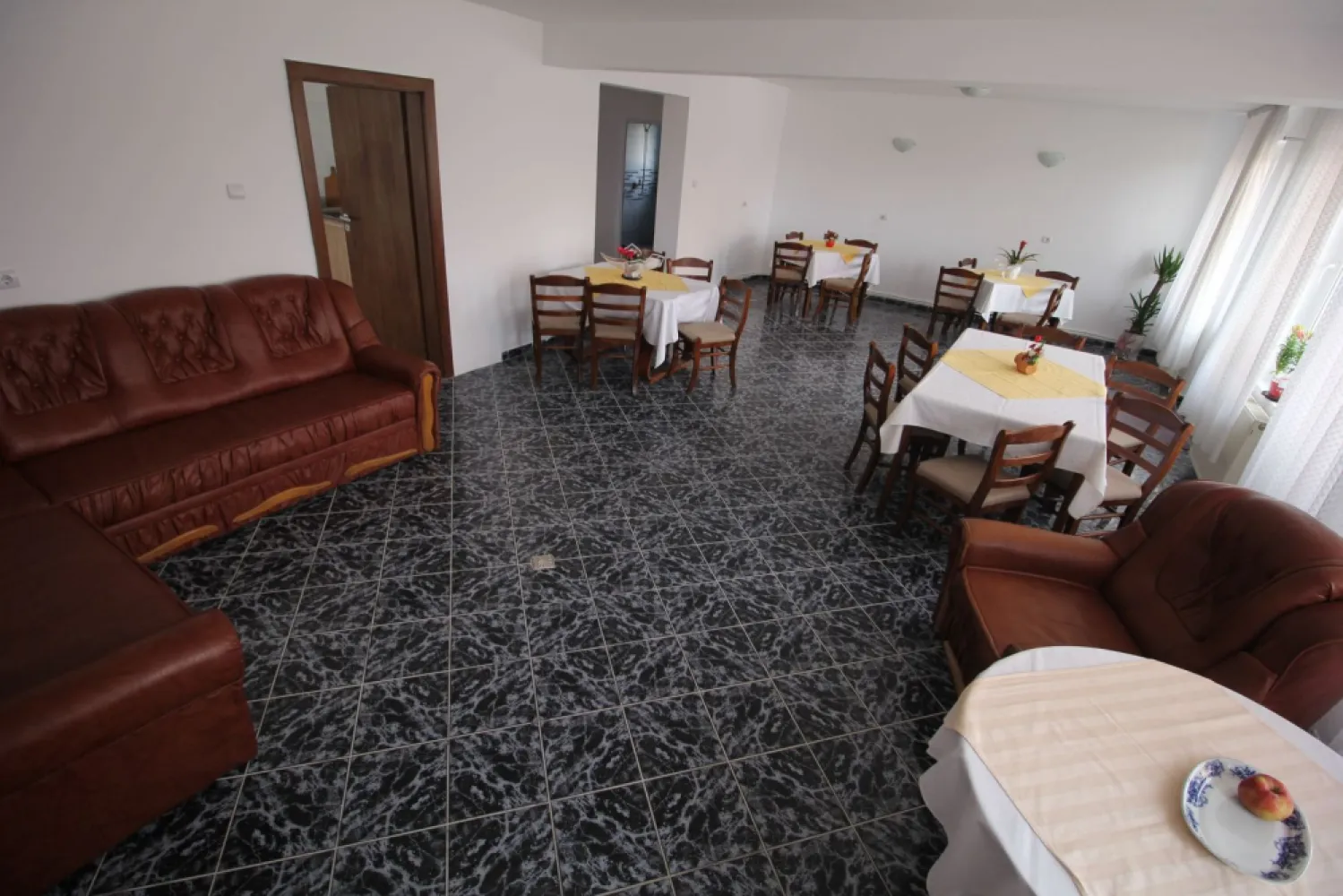 Casa 4 camere,4 bai,1 bucatarie,1 living,120 mp,500mp teren