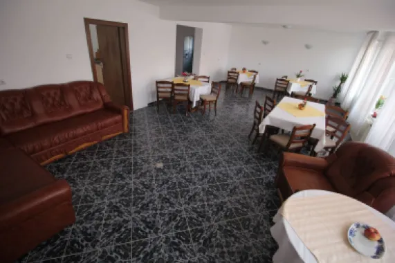 Casa 4 camere,4 bai,1 bucatarie,1 living,120 mp,500mp teren