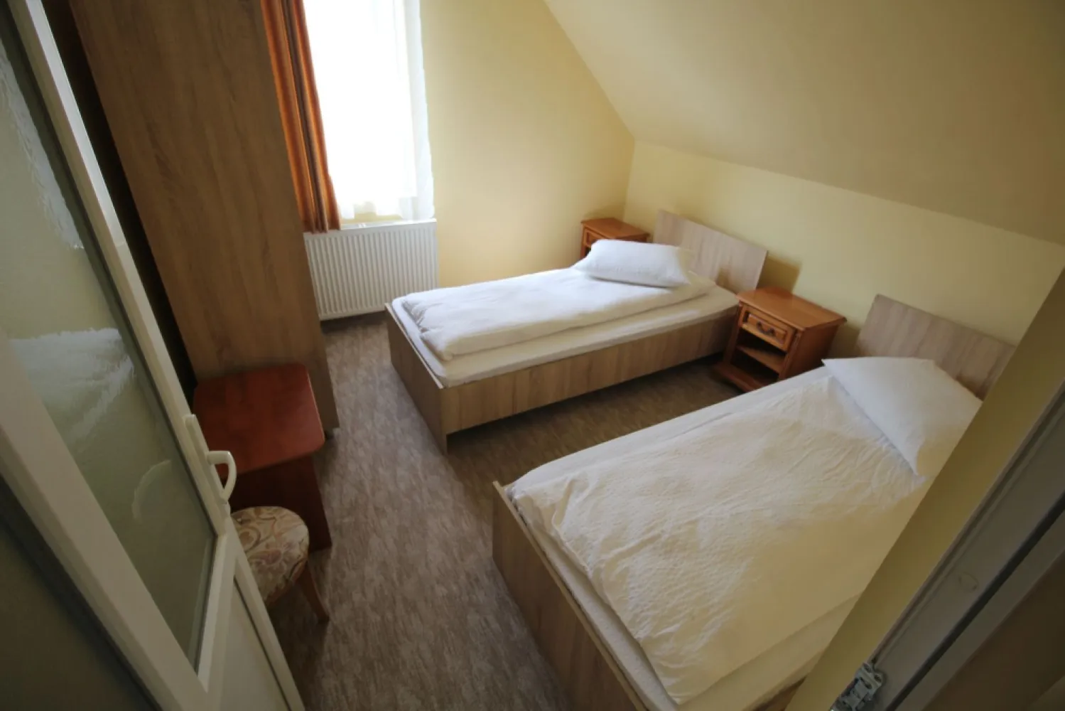 Casa 4 camere,4 bai,1 bucatarie,1 living,120 mp,500mp teren