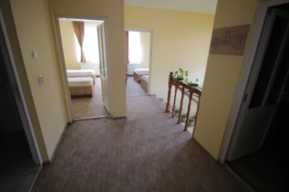 Casa 4 camere,4 bai,1 bucatarie,1 living,120 mp,500mp teren