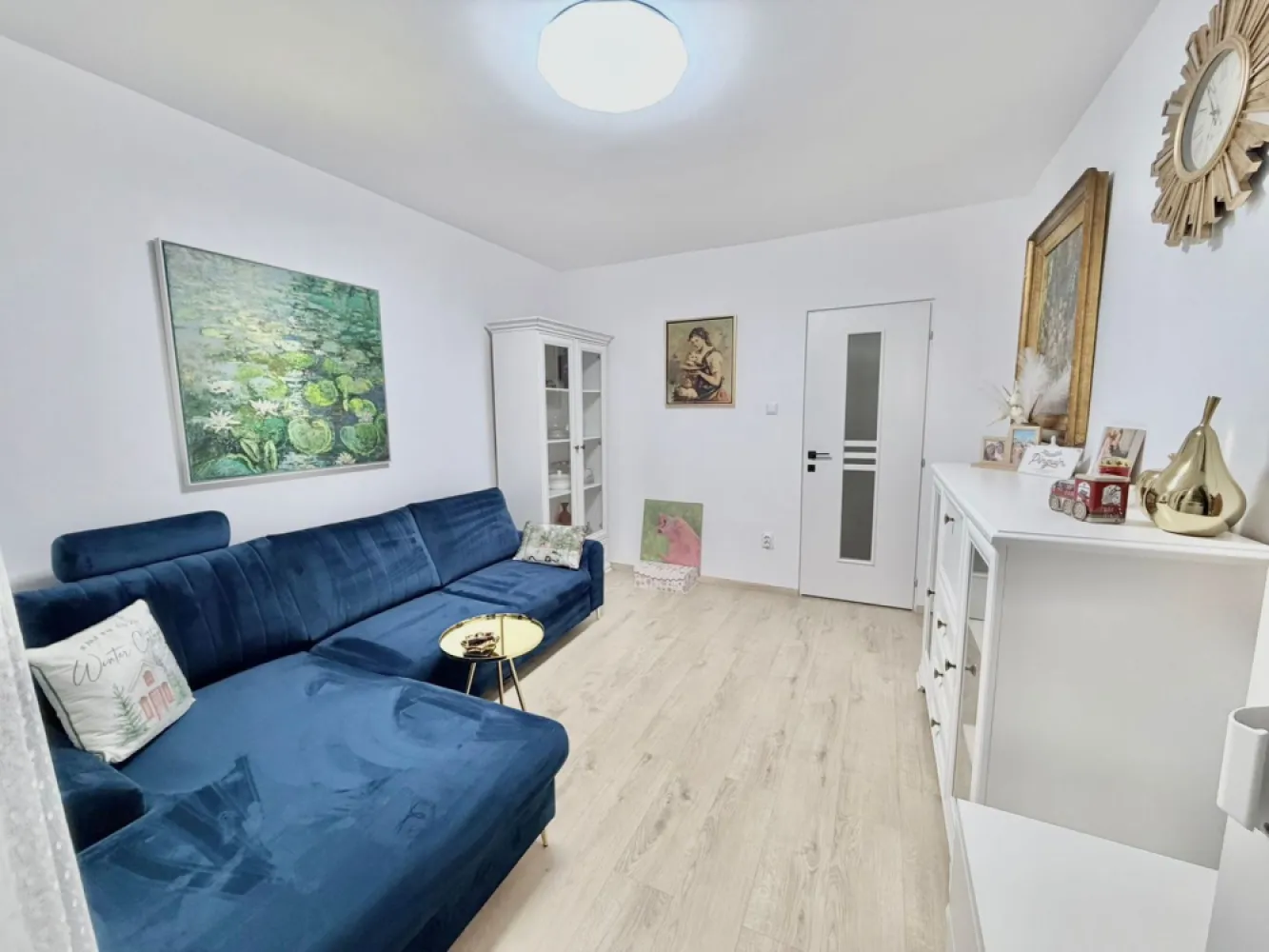 Apartament 2 camere,50mp+balcon,mobilat si utilat,lift nou - De închiriat apartament 2 camere decomandat confort 1, situat în cartierul Tudor, strada Brasovului,suprafață utilă de 50 mp, situat la etajul 4 din 10 oferit de Zap Imobiliare.
Detalii: 
- 1 living, 1 dormitor, 1 bucătărie, 1 baie, 1 balcon închis, 1 hol, 1 debara
- centrală termică, calorifere, geamuri termopan, ușă metalică.
- masina de spalat rufe, frigider.aragaz,masina de spalat vase si rufe
- toate sunt noi
Contact 0774048706 Bogdan
Proprietatea se află într-o zonă cu un confort deosebit, datorită amplasării în imediata apropiere a tot ceea ce înseamnă viață modernă, și anume: mijloace de transport în comun, magazine, unități de învățământ de toate gradele, piață, parc, bănci, farmacii, s.a.
Locuința se închiriază mobilată și utilată la prețul de 430 Euro negociabil. 
Comisionul perceput este de 50% din valoarea primei chirii si se plateste o singura data in momentul semnarii contractului de inchiriere.
Contact 0774048706 Bogdan
Acest anunț nu corespunde cerințelor tale? Sună la numărul afișat în anunț și unul dintre agenții noștri te va ajuta cu alte oferte personalizate în funcție de cerințele tale.