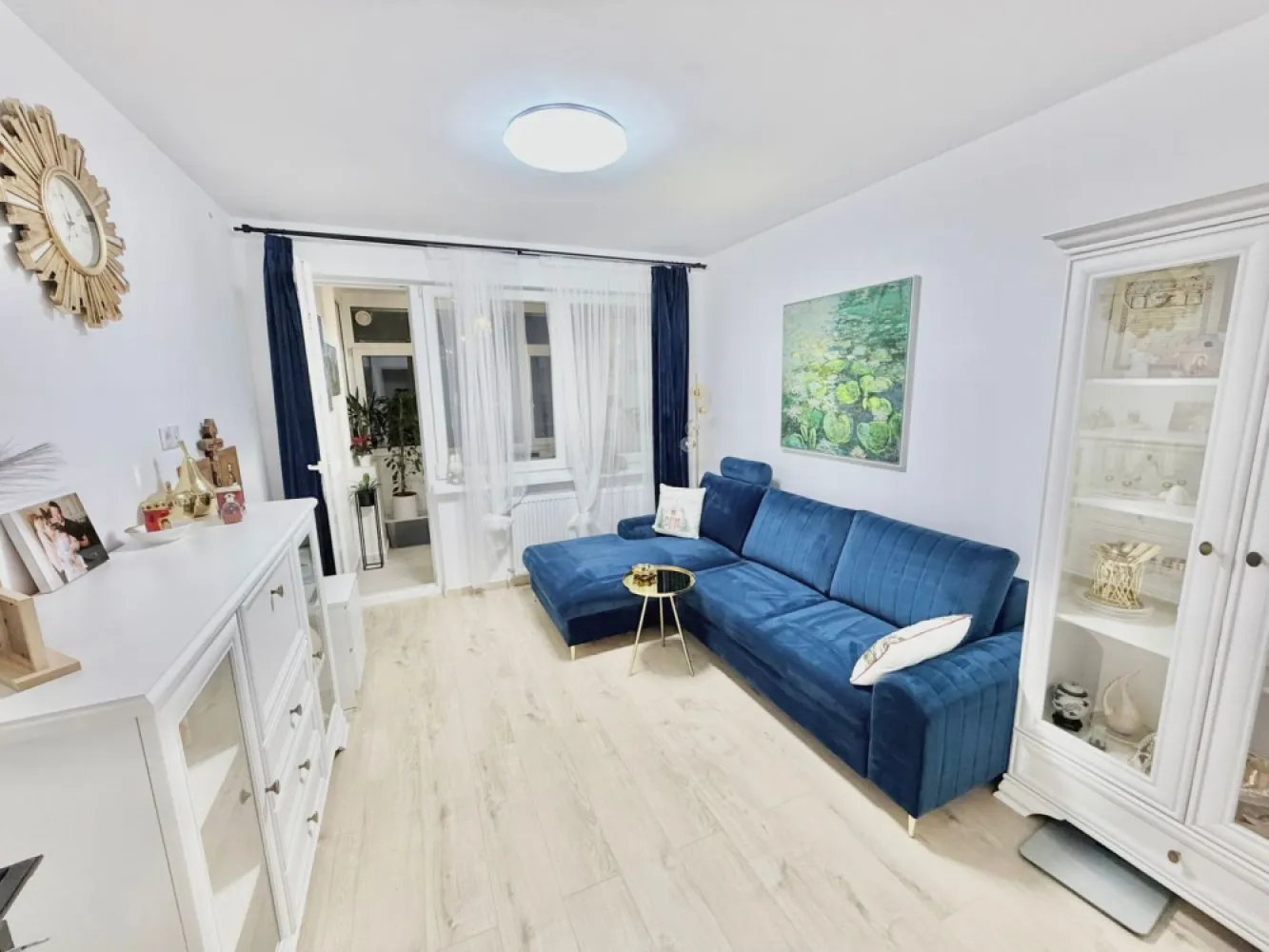 Apartament 2 camere,50mp+balcon,mobilat si utilat,lift nou - De închiriat apartament 2 camere decomandat confort 1, situat în cartierul Tudor, strada Brasovului,suprafață utilă de 50 mp, situat la etajul 4 din 10 oferit de Zap Imobiliare.
Detalii: 
- 1 living, 1 dormitor, 1 bucătărie, 1 baie, 1 balcon închis, 1 hol, 1 debara
- centrală termică, calorifere, geamuri termopan, ușă metalică.
- masina de spalat rufe, frigider.aragaz,masina de spalat vase si rufe
- toate sunt noi
Contact 0774048706 Bogdan
Proprietatea se află într-o zonă cu un confort deosebit, datorită amplasării în imediata apropiere a tot ceea ce înseamnă viață modernă, și anume: mijloace de transport în comun, magazine, unități de învățământ de toate gradele, piață, parc, bănci, farmacii, s.a.
Locuința se închiriază mobilată și utilată la prețul de 430 Euro negociabil. 
Comisionul perceput este de 50% din valoarea primei chirii si se plateste o singura data in momentul semnarii contractului de inchiriere.
Contact 0774048706 Bogdan
Acest anunț nu corespunde cerințelor tale? Sună la numărul afișat în anunț și unul dintre agenții noștri te va ajuta cu alte oferte personalizate în funcție de cerințele tale.