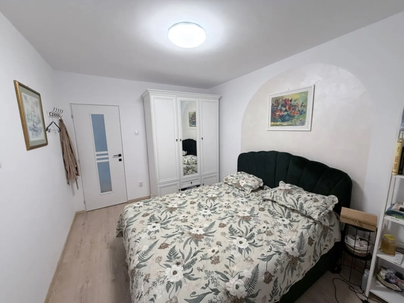Apartament 2 camere,50mp+balcon,mobilat si utilat,lift nou - De închiriat apartament 2 camere decomandat confort 1, situat în cartierul Tudor, strada Brasovului,suprafață utilă de 50 mp, situat la etajul 4 din 10 oferit de Zap Imobiliare.
Detalii: 
- 1 living, 1 dormitor, 1 bucătărie, 1 baie, 1 balcon închis, 1 hol, 1 debara
- centrală termică, calorifere, geamuri termopan, ușă metalică.
- masina de spalat rufe, frigider.aragaz,masina de spalat vase si rufe
- toate sunt noi
Contact 0774048706 Bogdan
Proprietatea se află într-o zonă cu un confort deosebit, datorită amplasării în imediata apropiere a tot ceea ce înseamnă viață modernă, și anume: mijloace de transport în comun, magazine, unități de învățământ de toate gradele, piață, parc, bănci, farmacii, s.a.
Locuința se închiriază mobilată și utilată la prețul de 430 Euro negociabil. 
Comisionul perceput este de 50% din valoarea primei chirii si se plateste o singura data in momentul semnarii contractului de inchiriere.
Contact 0774048706 Bogdan
Acest anunț nu corespunde cerințelor tale? Sună la numărul afișat în anunț și unul dintre agenții noștri te va ajuta cu alte oferte personalizate în funcție de cerințele tale.