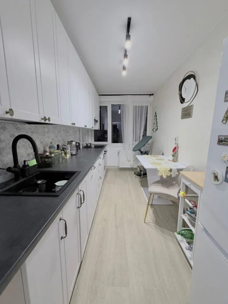 Apartament 2 camere,50mp+balcon,mobilat si utilat,lift nou - De închiriat apartament 2 camere decomandat confort 1, situat în cartierul Tudor, strada Brasovului,suprafață utilă de 50 mp, situat la etajul 4 din 10 oferit de Zap Imobiliare.
Detalii: 
- 1 living, 1 dormitor, 1 bucătărie, 1 baie, 1 balcon închis, 1 hol, 1 debara
- centrală termică, calorifere, geamuri termopan, ușă metalică.
- masina de spalat rufe, frigider.aragaz,masina de spalat vase si rufe
- toate sunt noi
Contact 0774048706 Bogdan
Proprietatea se află într-o zonă cu un confort deosebit, datorită amplasării în imediata apropiere a tot ceea ce înseamnă viață modernă, și anume: mijloace de transport în comun, magazine, unități de învățământ de toate gradele, piață, parc, bănci, farmacii, s.a.
Locuința se închiriază mobilată și utilată la prețul de 430 Euro negociabil. 
Comisionul perceput este de 50% din valoarea primei chirii si se plateste o singura data in momentul semnarii contractului de inchiriere.
Contact 0774048706 Bogdan
Acest anunț nu corespunde cerințelor tale? Sună la numărul afișat în anunț și unul dintre agenții noștri te va ajuta cu alte oferte personalizate în funcție de cerințele tale.