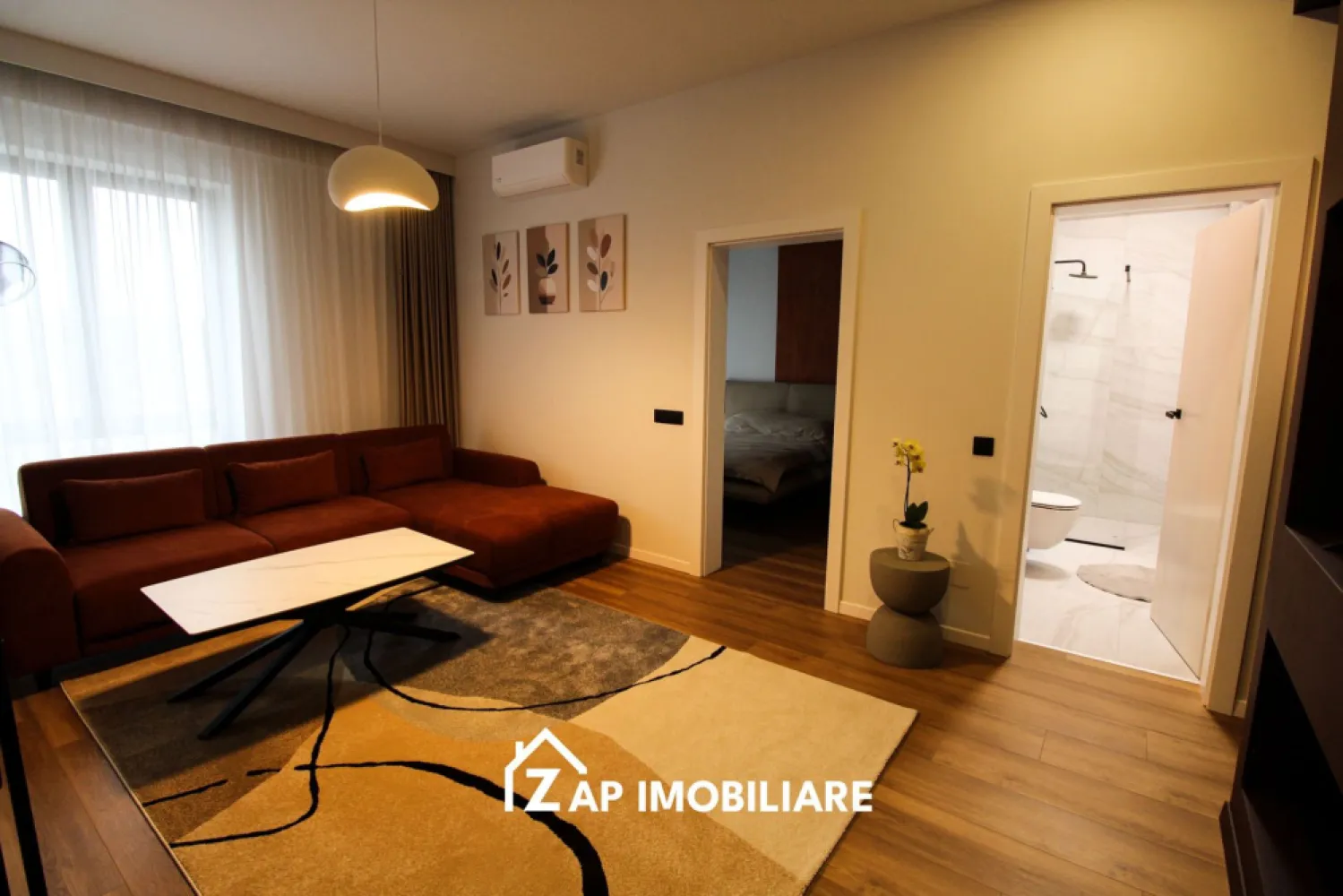 Apartament lux Arossa Center ultracentral parcare subterana - Mentionati ID-ul proprietatii cand apelati: CP3017063
Contact ⓪⑦②⑥ ②②③ ⑧⑧⑥ Sebastian
Apartament premium situat la etajul 1 in cadrul complexului rezidential Arossa Center, unul dintre cele mai exclusiviste proiecte din zona ultracentrala a orasului, in Piata Trandafirilor.

Proprietatea este la prima inchiriere si ofera un nivel ridicat de confort, finisaje moderne si acces la facilitati premium intr-un ansamblu nou, finalizat recent.

-- 2 camere
-- Etaj 3
-- Mobilat lux, prima inchiriere
-- Aer conditionat 12000 BTU
-- Sistem centralizat de incalzire cu termostate individuale
-- Loc de parcare subteran
-- Videointerfon

Dotari incluse:
-- Frigider Beko
-- Masina de spalat vase Beko
-- Masina de spalat rufe Samsung
-- Hota Electrolux
-- TV LG in dormitor

Despre complex:
-- Localizare ultracentrala, in zona 0 a orasului
-- Acces direct catre restaurante, cafenele si puncte de interes
-- Complex modern format din 2 corpuri cu functiuni mixte (rezidential, comercial, birouri)
-- Parcare subterana generoasa pentru rezidenti
-- Terase verzi si spatii de relaxare pe acoperis
-- Curti interioare amenajate cu zone verzi
-- Constructie noua, materiale premium si eficienta energetica ridicata
-- Apartamente spatioase, gandite pentru confort urban modern

Complexul imbina perfect viata urbana activa cu zone de relaxare, oferind un stil de viata exclusivist chiar in centrul orasului.

-- Pret: 700 euro/luna

Comision agenție: ZERO!

Contact ⓪⑦②⑥ ②②③ ⑧⑧⑥ Sebastian
