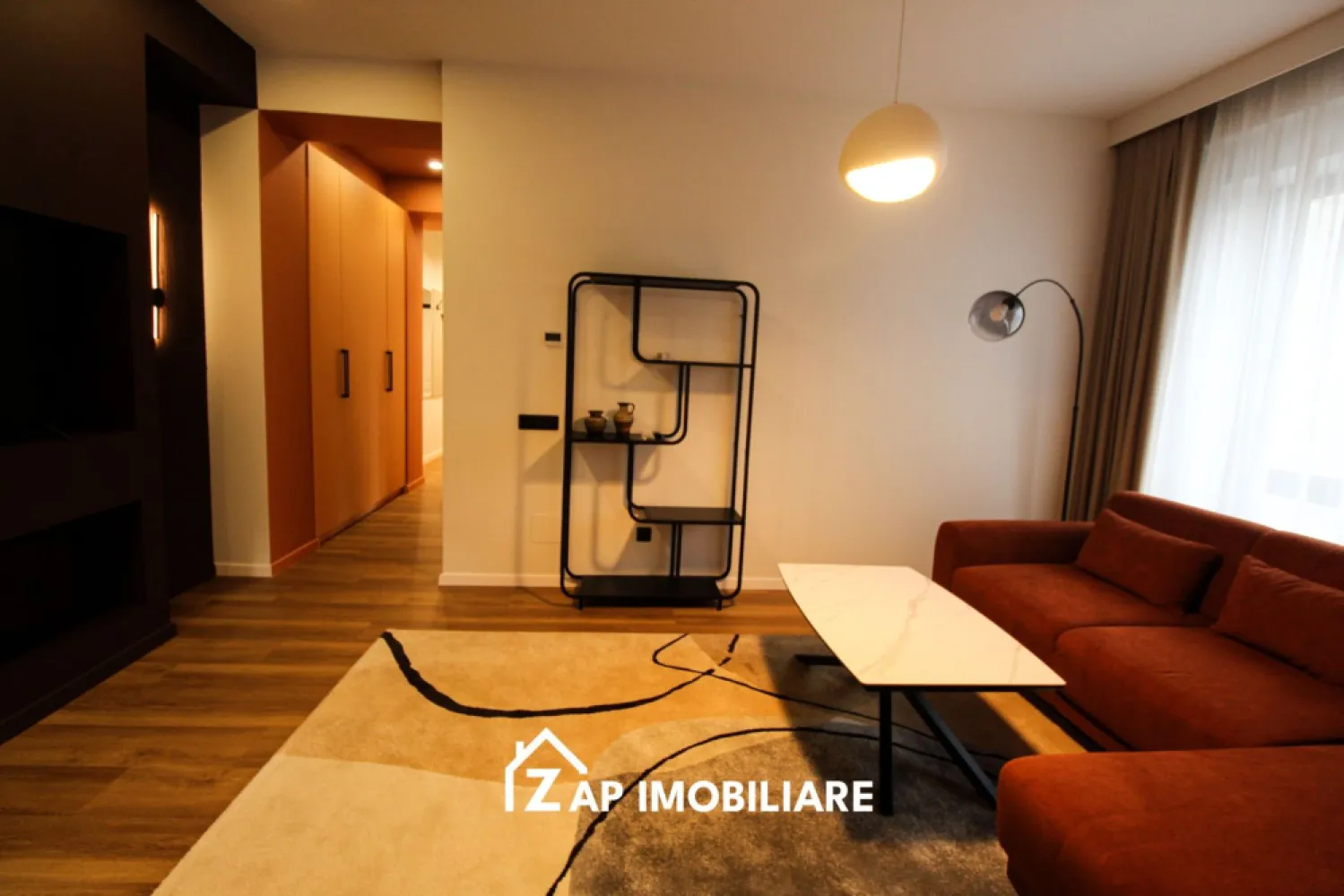 Apartament lux Arossa Center ultracentral parcare subterana - Mentionati ID-ul proprietatii cand apelati: CP3017063
Contact ⓪⑦②⑥ ②②③ ⑧⑧⑥ Sebastian
Apartament premium situat la etajul 1 in cadrul complexului rezidential Arossa Center, unul dintre cele mai exclusiviste proiecte din zona ultracentrala a orasului, in Piata Trandafirilor.

Proprietatea este la prima inchiriere si ofera un nivel ridicat de confort, finisaje moderne si acces la facilitati premium intr-un ansamblu nou, finalizat recent.

-- 2 camere
-- Etaj 3
-- Mobilat lux, prima inchiriere
-- Aer conditionat 12000 BTU
-- Sistem centralizat de incalzire cu termostate individuale
-- Loc de parcare subteran
-- Videointerfon

Dotari incluse:
-- Frigider Beko
-- Masina de spalat vase Beko
-- Masina de spalat rufe Samsung
-- Hota Electrolux
-- TV LG in dormitor

Despre complex:
-- Localizare ultracentrala, in zona 0 a orasului
-- Acces direct catre restaurante, cafenele si puncte de interes
-- Complex modern format din 2 corpuri cu functiuni mixte (rezidential, comercial, birouri)
-- Parcare subterana generoasa pentru rezidenti
-- Terase verzi si spatii de relaxare pe acoperis
-- Curti interioare amenajate cu zone verzi
-- Constructie noua, materiale premium si eficienta energetica ridicata
-- Apartamente spatioase, gandite pentru confort urban modern

Complexul imbina perfect viata urbana activa cu zone de relaxare, oferind un stil de viata exclusivist chiar in centrul orasului.

-- Pret: 700 euro/luna

Comision agenție: ZERO!

Contact ⓪⑦②⑥ ②②③ ⑧⑧⑥ Sebastian
