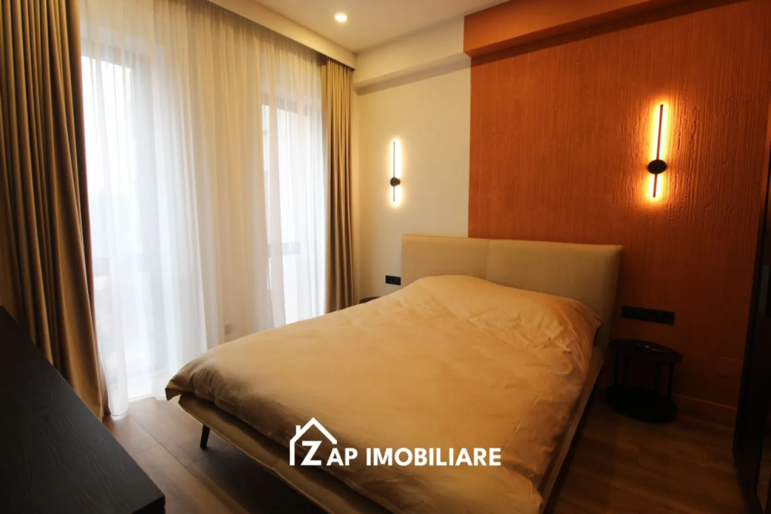 Apartament lux Arossa Center ultracentral parcare subterana - Mentionati ID-ul proprietatii cand apelati: CP3017063
Contact ⓪⑦②⑥ ②②③ ⑧⑧⑥ Sebastian
Apartament premium situat la etajul 1 in cadrul complexului rezidential Arossa Center, unul dintre cele mai exclusiviste proiecte din zona ultracentrala a orasului, in Piata Trandafirilor.

Proprietatea este la prima inchiriere si ofera un nivel ridicat de confort, finisaje moderne si acces la facilitati premium intr-un ansamblu nou, finalizat recent.

-- 2 camere
-- Etaj 3
-- Mobilat lux, prima inchiriere
-- Aer conditionat 12000 BTU
-- Sistem centralizat de incalzire cu termostate individuale
-- Loc de parcare subteran
-- Videointerfon

Dotari incluse:
-- Frigider Beko
-- Masina de spalat vase Beko
-- Masina de spalat rufe Samsung
-- Hota Electrolux
-- TV LG in dormitor

Despre complex:
-- Localizare ultracentrala, in zona 0 a orasului
-- Acces direct catre restaurante, cafenele si puncte de interes
-- Complex modern format din 2 corpuri cu functiuni mixte (rezidential, comercial, birouri)
-- Parcare subterana generoasa pentru rezidenti
-- Terase verzi si spatii de relaxare pe acoperis
-- Curti interioare amenajate cu zone verzi
-- Constructie noua, materiale premium si eficienta energetica ridicata
-- Apartamente spatioase, gandite pentru confort urban modern

Complexul imbina perfect viata urbana activa cu zone de relaxare, oferind un stil de viata exclusivist chiar in centrul orasului.

-- Pret: 700 euro/luna

Comision agenție: ZERO!

Contact ⓪⑦②⑥ ②②③ ⑧⑧⑥ Sebastian