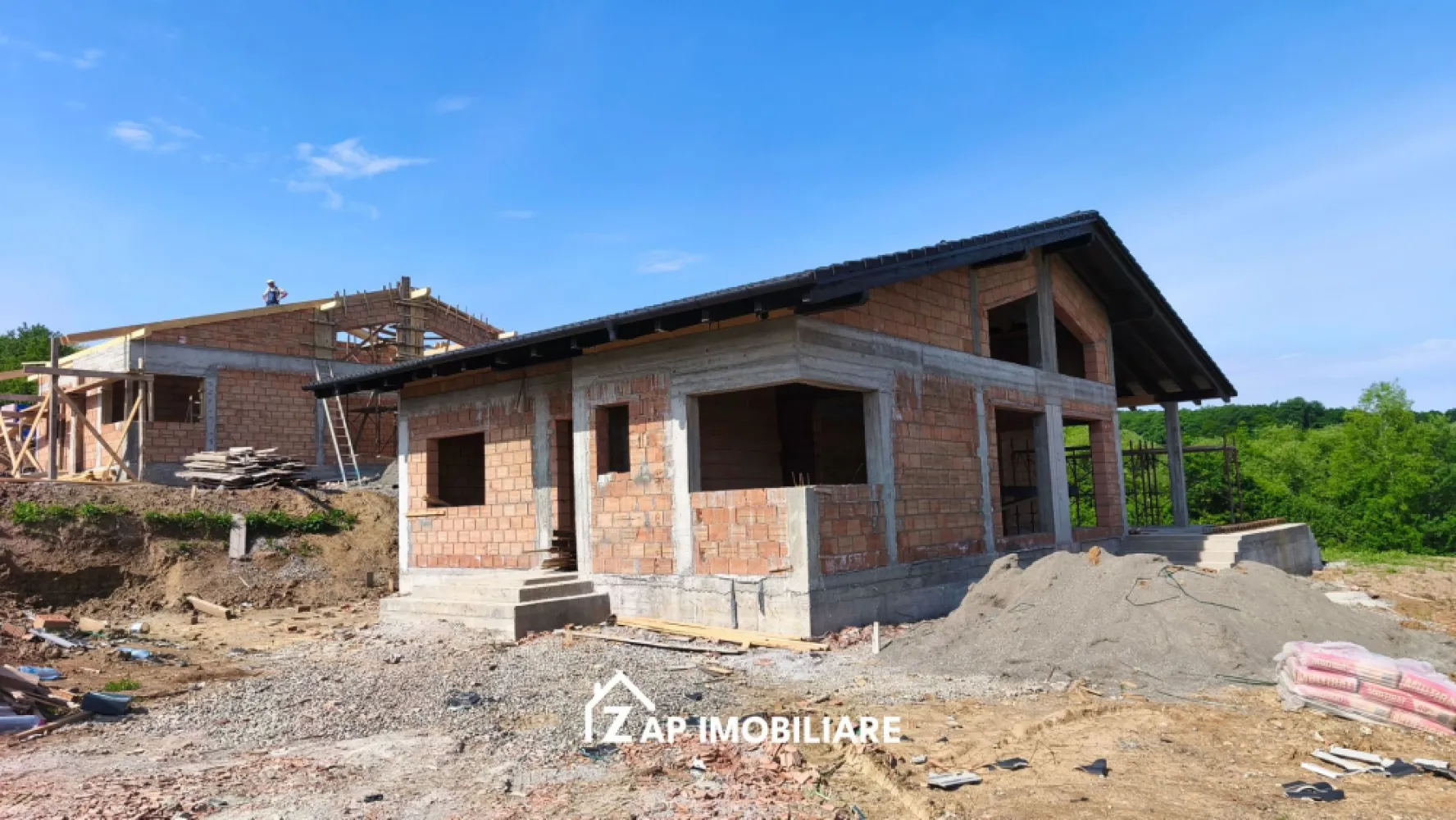 Casă Premium, 1 nivel, 4 camere, 700 mp teren, design modern, Livezeni - Mentionati ID-ul proprietatii cand apelati: CP2985497
Contact ⓪⑦②⑥ ②②③ ⑧⑧⑥ Sebastian

Casă modernă pe un nivel, 4 camere, 700 mp teren, design premium

Descoperă un proiect rezidențial nou, situat într-o zonă în plină dezvoltare din Livezeni, unde confortul modern se îmbină perfect cu liniștea naturii. Casele sunt individuale, pe un singur nivel, oferind intimitate totală și un stil de viață superior.

Arhitectura este contemporană și unitară, cu finisaje premium și o estetică modernă, într-un cartier aerisit, cu străzi largi, acces facil, iluminat stradal și infrastructură completă. Locația oferă aer curat, proximitatea pădurii și o panoramă deosebită asupra zonei.

-- Suprafață construită: 160 mp
-- Teren generos: 700 mp
-- 4 camere
-- 3 dormitoare (dormitor matrimonial cu dressing și baie proprie)
-- 3 băi
-- Living spațios: 32 mp
-- Bucătărie + cămară
-- Hol cu spațiu pentru cuier
-- Terasă acoperită: 35 mp
-- Pod generos (mansardabil)

Construcția este realizată din materiale de calitate superioară: fundație din beton armat, zidărie din cărămidă, stâlpi și centuri din beton, acoperiș din țiglă de beton.

-- Izolație exterioară cu polistiren de 15 cm
-- Tâmplărie PVC tripan
-- Izolație tavan cu celuloză premium pompabilă
-- Încălzire în pardoseală
-- Toate utilitățile de rețea branșate

Proprietatea oferă confort modern, eficiență ridicată și o execuție de înaltă calitate, fiind ideală pentru cei care caută liniște, spațiu și un stil de viață premium.

-- Preț în roșu: 138000 euro + TVA
-- Preț semifinisat: 166000 euro + TVA
-- Preț la cheie: 179000 euro + TVA
-- Prețuri negociabile

Comision Agentie ZERO

Contact ⓪⑦②⑥ ②②③ ⑧⑧⑥ Sebastian