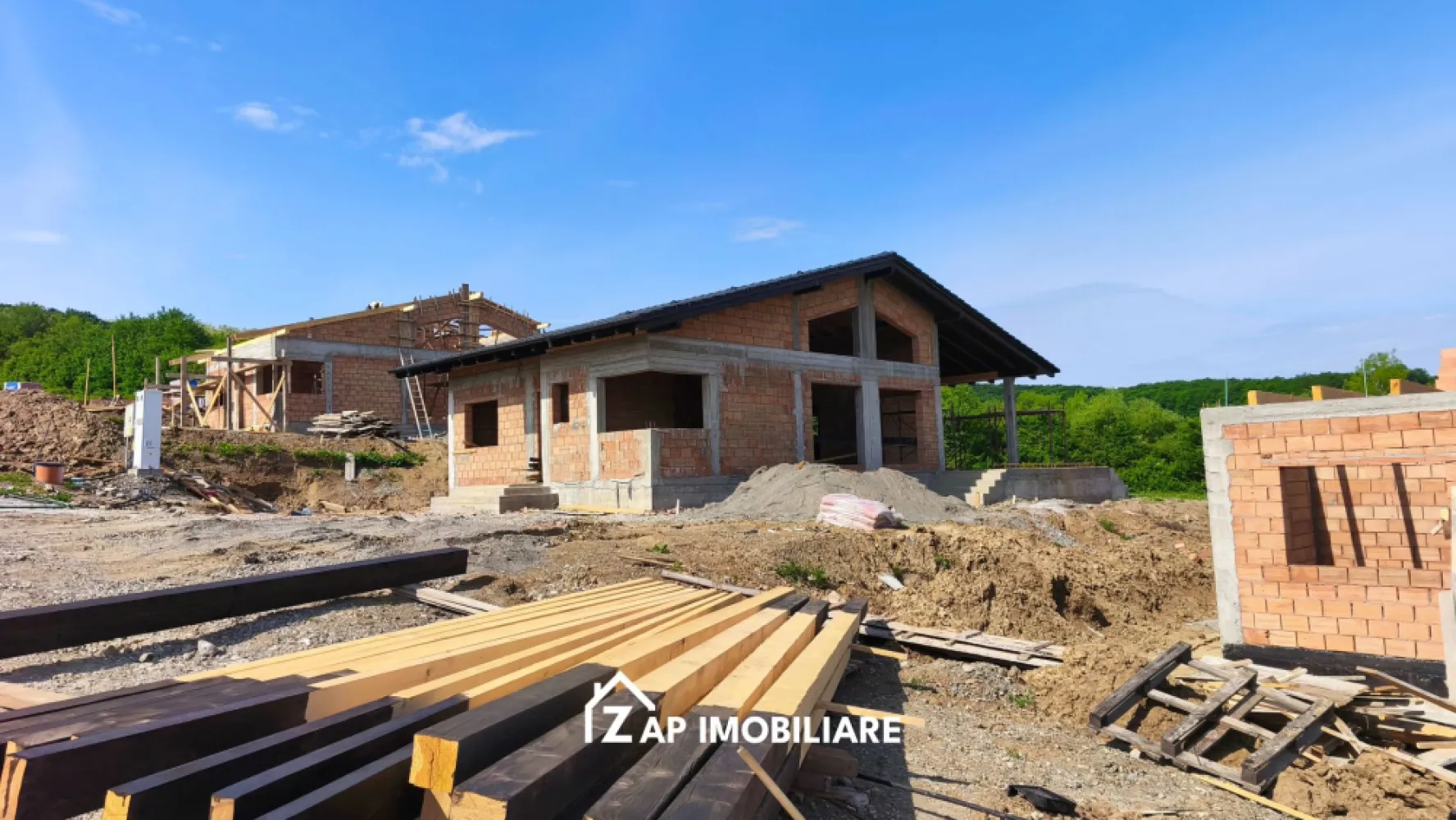 Casă Premium, 1 nivel, 4 camere, 700 mp teren, design modern, Livezeni - Mentionati ID-ul proprietatii cand apelati: CP2985497
Contact ⓪⑦②⑥ ②②③ ⑧⑧⑥ Sebastian

Casă modernă pe un nivel, 4 camere, 700 mp teren, design premium

Descoperă un proiect rezidențial nou, situat într-o zonă în plină dezvoltare din Livezeni, unde confortul modern se îmbină perfect cu liniștea naturii. Casele sunt individuale, pe un singur nivel, oferind intimitate totală și un stil de viață superior.

Arhitectura este contemporană și unitară, cu finisaje premium și o estetică modernă, într-un cartier aerisit, cu străzi largi, acces facil, iluminat stradal și infrastructură completă. Locația oferă aer curat, proximitatea pădurii și o panoramă deosebită asupra zonei.

-- Suprafață construită: 160 mp
-- Teren generos: 700 mp
-- 4 camere
-- 3 dormitoare (dormitor matrimonial cu dressing și baie proprie)
-- 3 băi
-- Living spațios: 32 mp
-- Bucătărie + cămară
-- Hol cu spațiu pentru cuier
-- Terasă acoperită: 35 mp
-- Pod generos (mansardabil)

Construcția este realizată din materiale de calitate superioară: fundație din beton armat, zidărie din cărămidă, stâlpi și centuri din beton, acoperiș din țiglă de beton.

-- Izolație exterioară cu polistiren de 15 cm
-- Tâmplărie PVC tripan
-- Izolație tavan cu celuloză premium pompabilă
-- Încălzire în pardoseală
-- Toate utilitățile de rețea branșate

Proprietatea oferă confort modern, eficiență ridicată și o execuție de înaltă calitate, fiind ideală pentru cei care caută liniște, spațiu și un stil de viață premium.

-- Preț în roșu: 138000 euro + TVA
-- Preț semifinisat: 166000 euro + TVA
-- Preț la cheie: 179000 euro + TVA
-- Prețuri negociabile

Comision Agentie ZERO

Contact ⓪⑦②⑥ ②②③ ⑧⑧⑥ Sebastian