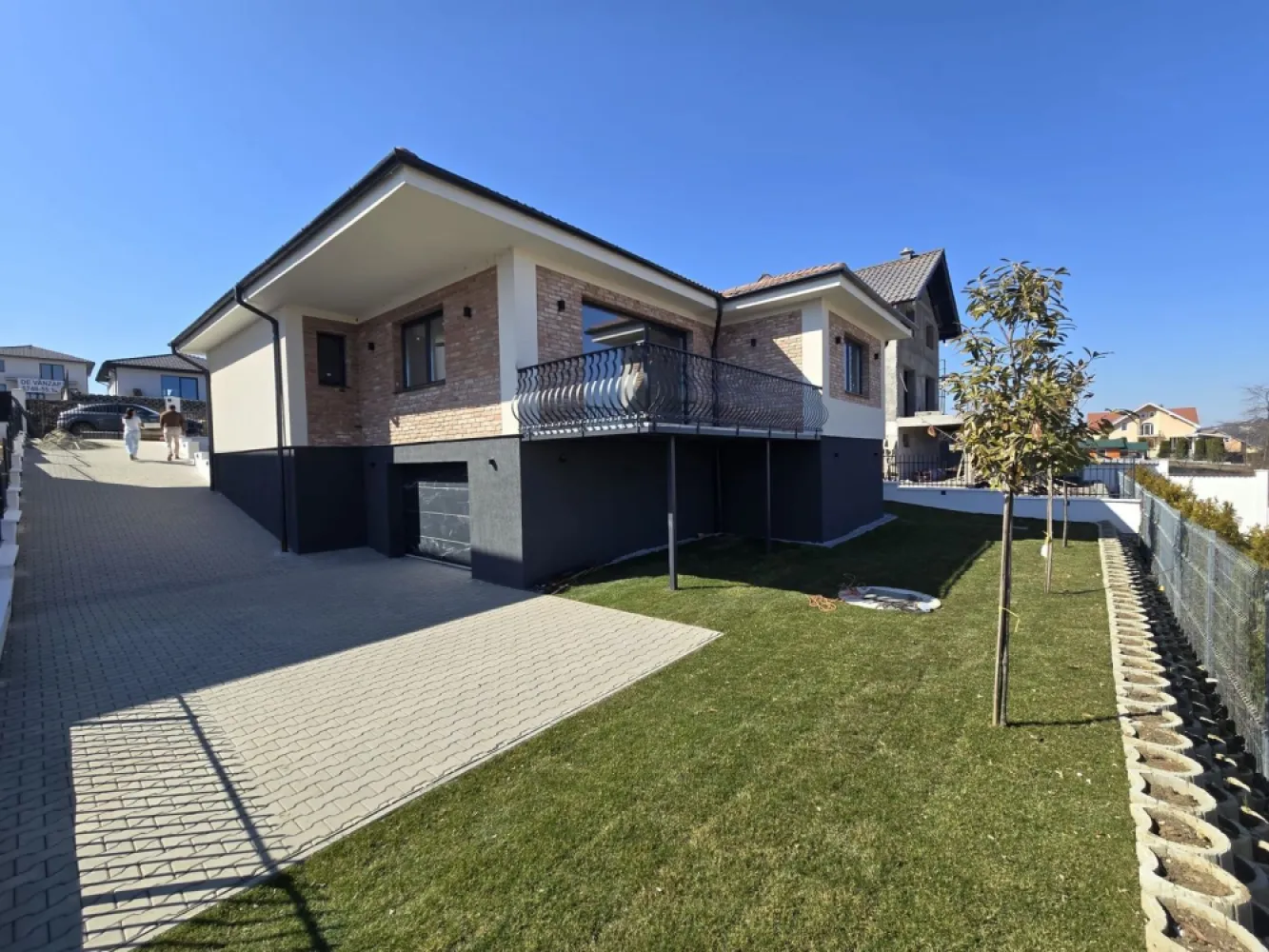 Casa la cheie 4 camere,garaj 60mp.,500mp teren,0%comision - Contact 0774048706 Bogdan
De vânzare casă, singur în curte, 4 camere situată în Corunca zona Penny, suprafața utilă de 180 mp amplasată pe un teren cu suprafața de 500 mp, 
Compartimentare:
- la demisol 1 garaj, 1 pivnită
- la parter: 1 living, 1 bucătărie, 2 bai,3 dormitoare,1 terasă

Detalii:
- centrală termică, calorifere, geamuri termopan, 
- fundația casei are o adâncime de1 m, pereții sunt din cărămidă, acoperișul de țiglă, izolată cu polistiren de 10 cm.
- pivniță,
- anul construcției 2025
- curte amenajată cu gazon,irigatie, pavaj
- gardul si portile incluse in pret

Utilitați:
- curent, apă, gaz, canalizare

Casa se vinde la cheie la prețul de 360.000 Euro tva inclus. Comision ZERO!
Contact 0774048706 Bogdan
Daca vă place această ofertă sau pentru alte informații sunați la numărul de contact din anunț! 
Compania Zap Imobiliare vă pune la dispoziție toate actele și documentele necesare alături de asistență și consiliere permanentă până la finalizarea achiziției imobiliare. 
Ne dorim să îți oferim cea mai plăcută experiență, îndeplinim vise cu pereți!