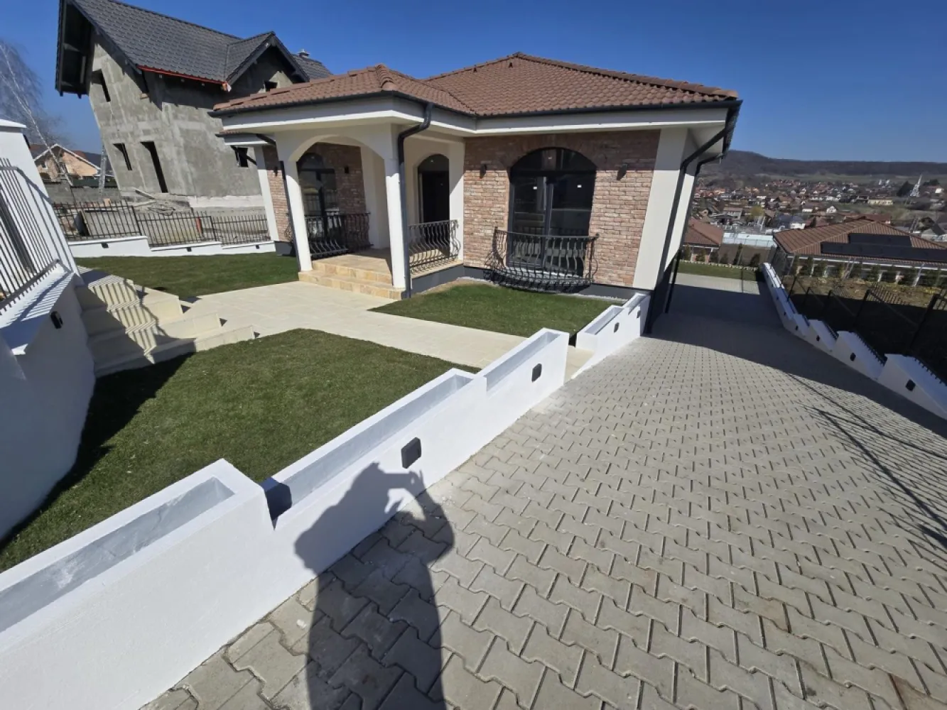 Casa la cheie 4 camere,garaj 60mp.,500mp teren,0%comision - Contact 0774048706 Bogdan
De vânzare casă, singur în curte, 4 camere situată în Corunca zona Penny, suprafața utilă de 180 mp amplasată pe un teren cu suprafața de 500 mp, 
Compartimentare:
- la demisol 1 garaj, 1 pivnită
- la parter: 1 living, 1 bucătărie, 2 bai,3 dormitoare,1 terasă

Detalii:
- centrală termică, calorifere, geamuri termopan, 
- fundația casei are o adâncime de1 m, pereții sunt din cărămidă, acoperișul de țiglă, izolată cu polistiren de 10 cm.
- pivniță,
- anul construcției 2025
- curte amenajată cu gazon,irigatie, pavaj
- gardul si portile incluse in pret

Utilitați:
- curent, apă, gaz, canalizare

Casa se vinde la cheie la prețul de 360.000 Euro tva inclus. Comision ZERO!
Contact 0774048706 Bogdan
Daca vă place această ofertă sau pentru alte informații sunați la numărul de contact din anunț! 
Compania Zap Imobiliare vă pune la dispoziție toate actele și documentele necesare alături de asistență și consiliere permanentă până la finalizarea achiziției imobiliare. 
Ne dorim să îți oferim cea mai plăcută experiență, îndeplinim vise cu pereți!
