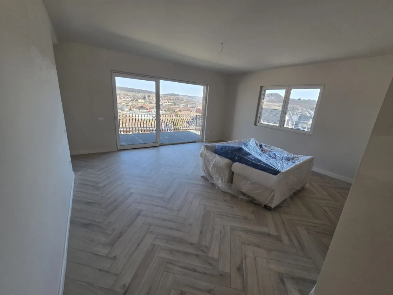Casa la cheie 4 camere,garaj 60mp.,500mp teren,0%comision - Contact 0774048706 Bogdan
De vânzare casă, singur în curte, 4 camere situată în Corunca zona Penny, suprafața utilă de 180 mp amplasată pe un teren cu suprafața de 500 mp, 
Compartimentare:
- la demisol 1 garaj, 1 pivnită
- la parter: 1 living, 1 bucătărie, 2 bai,3 dormitoare,1 terasă

Detalii:
- centrală termică, calorifere, geamuri termopan, 
- fundația casei are o adâncime de1 m, pereții sunt din cărămidă, acoperișul de țiglă, izolată cu polistiren de 10 cm.
- pivniță,
- anul construcției 2025
- curte amenajată cu gazon,irigatie, pavaj
- gardul si portile incluse in pret

Utilitați:
- curent, apă, gaz, canalizare

Casa se vinde la cheie la prețul de 360.000 Euro tva inclus. Comision ZERO!
Contact 0774048706 Bogdan
Daca vă place această ofertă sau pentru alte informații sunați la numărul de contact din anunț! 
Compania Zap Imobiliare vă pune la dispoziție toate actele și documentele necesare alături de asistență și consiliere permanentă până la finalizarea achiziției imobiliare. 
Ne dorim să îți oferim cea mai plăcută experiență, îndeplinim vise cu pereți!