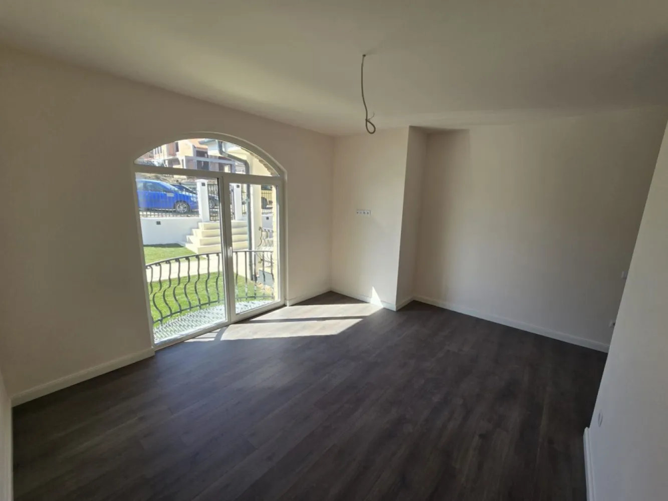 Casa la cheie 4 camere,garaj 60mp.,500mp teren,0%comision - Contact 0774048706 Bogdan
De vânzare casă, singur în curte, 4 camere situată în Corunca zona Penny, suprafața utilă de 180 mp amplasată pe un teren cu suprafața de 500 mp, 
Compartimentare:
- la demisol 1 garaj, 1 pivnită
- la parter: 1 living, 1 bucătărie, 2 bai,3 dormitoare,1 terasă

Detalii:
- centrală termică, calorifere, geamuri termopan, 
- fundația casei are o adâncime de1 m, pereții sunt din cărămidă, acoperișul de țiglă, izolată cu polistiren de 10 cm.
- pivniță,
- anul construcției 2025
- curte amenajată cu gazon,irigatie, pavaj
- gardul si portile incluse in pret

Utilitați:
- curent, apă, gaz, canalizare

Casa se vinde la cheie la prețul de 360.000 Euro tva inclus. Comision ZERO!
Contact 0774048706 Bogdan
Daca vă place această ofertă sau pentru alte informații sunați la numărul de contact din anunț! 
Compania Zap Imobiliare vă pune la dispoziție toate actele și documentele necesare alături de asistență și consiliere permanentă până la finalizarea achiziției imobiliare. 
Ne dorim să îți oferim cea mai plăcută experiență, îndeplinim vise cu pereți!