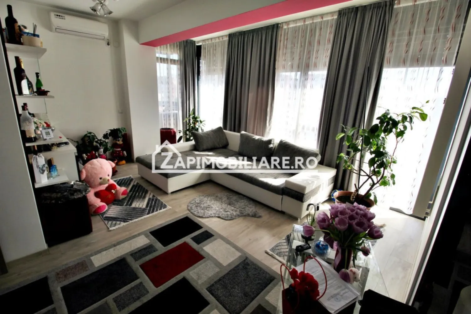 Apartament 2 camere mobilat in bloc NOU,71mp, cartier Tudor - Contact 0774048706 Bogdan
De vânzare apartament 2 camere in bloc nou,decomandat confort 1, situat în cartierul Tudor, strada Livezeni suprafață utilă de 71 mp, situat la etajul 4 din 6 oferit de Zap Imobiliare 
Detalii: 
- 1 living, 1 dormitor, 1 bucătărie, 1 baie, 2 balcoane , 1 hol, 1 pivnită, 1 parcare privată 
- centrală termică, calorifere, geamuri termopan, ușă metalică.
- masina de spalat rufe, frigider.aragaz, aer conditionat

Proprietatea se află într-o zonă cu un confort deosebit, datorită amplasării în imediata apropiere a tot ceea ce înseamnă viață modernă, și anume: mijloace de transport în comun, magazine, unități de învățământ de toate gradele, piață, parc, bănci, farmacii, s.a.
Locuința se vinde mobilată și utilată la prețul de 139.000 Euro negociabil. Comisionul este ZERO!
Contact 0774048706 Bogdan
Dacă vă place această ofertă - sau pentru alte informații sunați la numărul de contact din anunț! 
Compania Zap Imobiliare vă pune la dispoziție toate informațiile, actele și documentele necesare alături de asistență și consiliere permanentă până la finalizarea achiziției imobiliare. Ne dorim să îți oferim cea mai plăcută experiență, îndeplinim vise cu pereți!