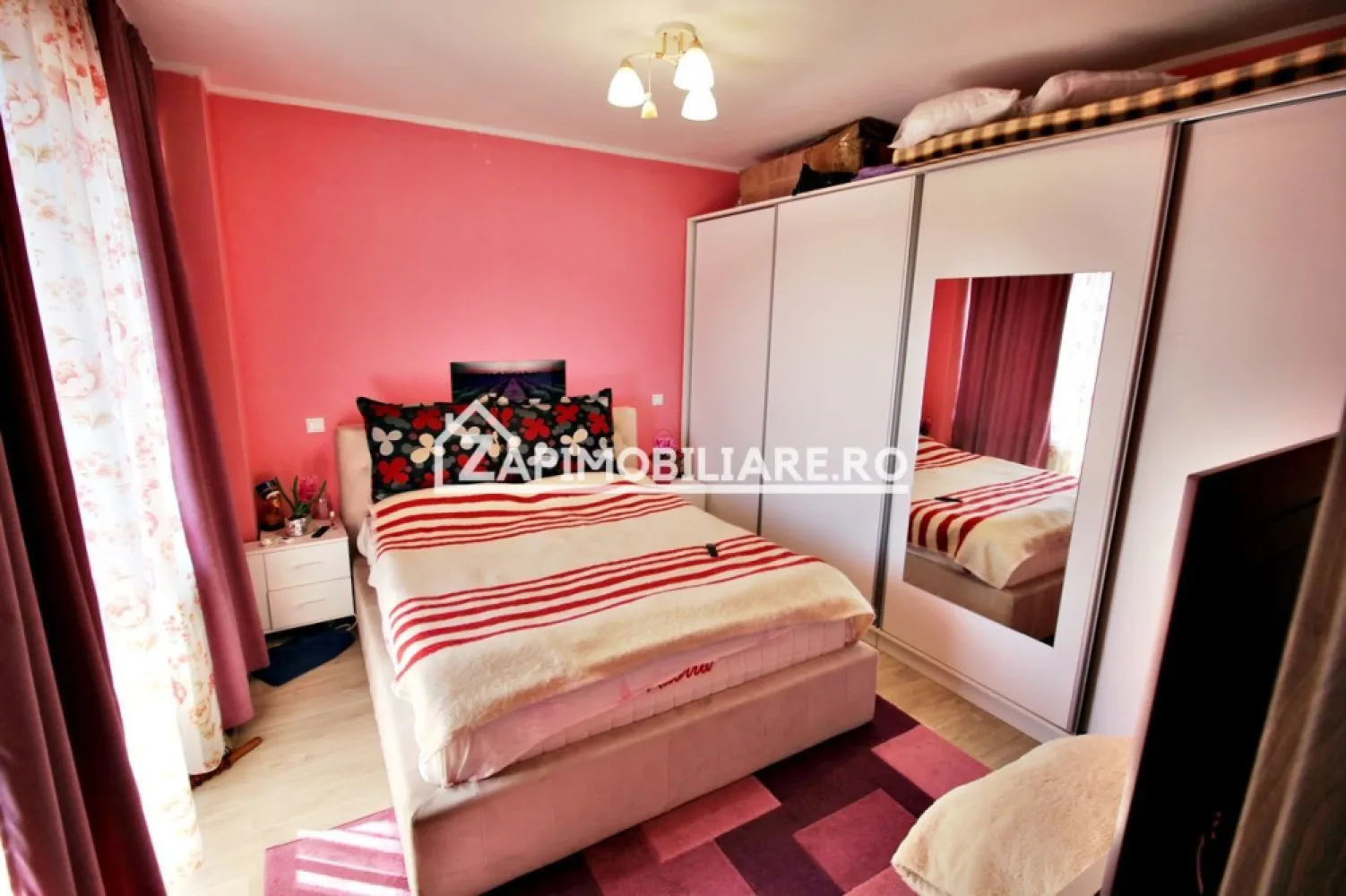 Apartament 2 camere mobilat in bloc NOU,71mp, cartier Tudor - Contact 0774048706 Bogdan
De vânzare apartament 2 camere in bloc nou,decomandat confort 1, situat în cartierul Tudor, strada Livezeni suprafață utilă de 71 mp, situat la etajul 4 din 6 oferit de Zap Imobiliare 
Detalii: 
- 1 living, 1 dormitor, 1 bucătărie, 1 baie, 2 balcoane , 1 hol, 1 pivnită, 1 parcare privată 
- centrală termică, calorifere, geamuri termopan, ușă metalică.
- masina de spalat rufe, frigider.aragaz, aer conditionat

Proprietatea se află într-o zonă cu un confort deosebit, datorită amplasării în imediata apropiere a tot ceea ce înseamnă viață modernă, și anume: mijloace de transport în comun, magazine, unități de învățământ de toate gradele, piață, parc, bănci, farmacii, s.a.
Locuința se vinde mobilată și utilată la prețul de 139.000 Euro negociabil. Comisionul este ZERO!
Contact 0774048706 Bogdan
Dacă vă place această ofertă - sau pentru alte informații sunați la numărul de contact din anunț! 
Compania Zap Imobiliare vă pune la dispoziție toate informațiile, actele și documentele necesare alături de asistență și consiliere permanentă până la finalizarea achiziției imobiliare. Ne dorim să îți oferim cea mai plăcută experiență, îndeplinim vise cu pereți!