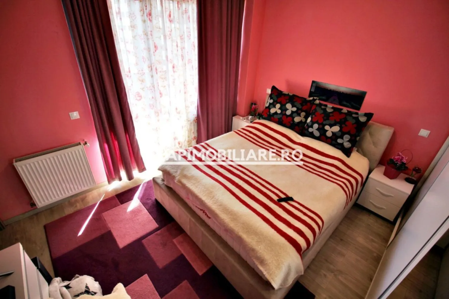 Apartament 2 camere mobilat in bloc NOU,71mp, cartier Tudor - Contact 0774048706 Bogdan
De vânzare apartament 2 camere in bloc nou,decomandat confort 1, situat în cartierul Tudor, strada Livezeni suprafață utilă de 71 mp, situat la etajul 4 din 6 oferit de Zap Imobiliare 
Detalii: 
- 1 living, 1 dormitor, 1 bucătărie, 1 baie, 2 balcoane , 1 hol, 1 pivnită, 1 parcare privată 
- centrală termică, calorifere, geamuri termopan, ușă metalică.
- masina de spalat rufe, frigider.aragaz, aer conditionat

Proprietatea se află într-o zonă cu un confort deosebit, datorită amplasării în imediata apropiere a tot ceea ce înseamnă viață modernă, și anume: mijloace de transport în comun, magazine, unități de învățământ de toate gradele, piață, parc, bănci, farmacii, s.a.
Locuința se vinde mobilată și utilată la prețul de 139.000 Euro negociabil. Comisionul este ZERO!
Contact 0774048706 Bogdan
Dacă vă place această ofertă - sau pentru alte informații sunați la numărul de contact din anunț! 
Compania Zap Imobiliare vă pune la dispoziție toate informațiile, actele și documentele necesare alături de asistență și consiliere permanentă până la finalizarea achiziției imobiliare. Ne dorim să îți oferim cea mai plăcută experiență, îndeplinim vise cu pereți!
