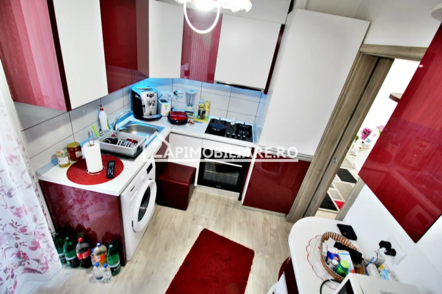 Apartament 2 camere mobilat in bloc NOU,71mp, cartier Tudor - Contact 0774048706 Bogdan
De vânzare apartament 2 camere in bloc nou,decomandat confort 1, situat în cartierul Tudor, strada Livezeni suprafață utilă de 71 mp, situat la etajul 4 din 6 oferit de Zap Imobiliare 
Detalii: 
- 1 living, 1 dormitor, 1 bucătărie, 1 baie, 2 balcoane , 1 hol, 1 pivnită, 1 parcare privată 
- centrală termică, calorifere, geamuri termopan, ușă metalică.
- masina de spalat rufe, frigider.aragaz, aer conditionat

Proprietatea se află într-o zonă cu un confort deosebit, datorită amplasării în imediata apropiere a tot ceea ce înseamnă viață modernă, și anume: mijloace de transport în comun, magazine, unități de învățământ de toate gradele, piață, parc, bănci, farmacii, s.a.
Locuința se vinde mobilată și utilată la prețul de 139.000 Euro negociabil. Comisionul este ZERO!
Contact 0774048706 Bogdan
Dacă vă place această ofertă - sau pentru alte informații sunați la numărul de contact din anunț! 
Compania Zap Imobiliare vă pune la dispoziție toate informațiile, actele și documentele necesare alături de asistență și consiliere permanentă până la finalizarea achiziției imobiliare. Ne dorim să îți oferim cea mai plăcută experiență, îndeplinim vise cu pereți!