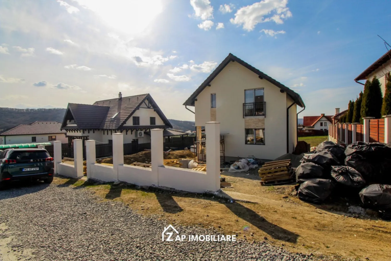 Corunca - Casa 110 mp - 500 mp teren -Zona panoramica - Mentionati ID-ul proprietatii cand apelati: CP2981585
Contact ⓪⑦②⑥ ②②③ ⑧⑧⑥ Sebastian

Casă modernă cu etaj, situată în Corunca, într-o zonă liniștită și plăcută, ideală pentru o familie care își dorește confort și spațiu.

Proprietatea are o suprafață utilă de 110 mp și este amplasată pe un teren generos de 500 mp, cu acces direct la drum asfaltat și toate utilitățile racordate.

Compartimentarea este practică și bine gândită:

-- Parter: terasă acoperită la intrare, hol spațios, baie, bucătărie cu cămară, living luminos cu acces către o terasă generoasă
-- Etaj: 3 dormitoare, baie, hol, și balcon cu priveliște

Locuința se vinde la stadiul de semifinisat avansat, oferind posibilitatea de personalizare după preferințele viitorului proprietar.

-- Gard inclus in pret din boltari si tencuit
-- Centrala termica prin condesantie
-- Incalzire in pardoseala 
-- Suprafață utilă: 110 mp
-- Teren: 500 mp
-- Preț: 175.000 euro TVA Inclus

Comision Agentie ZERO

Contact ⓪⑦②⑥ ②②③ ⑧⑧⑥ Sebastian