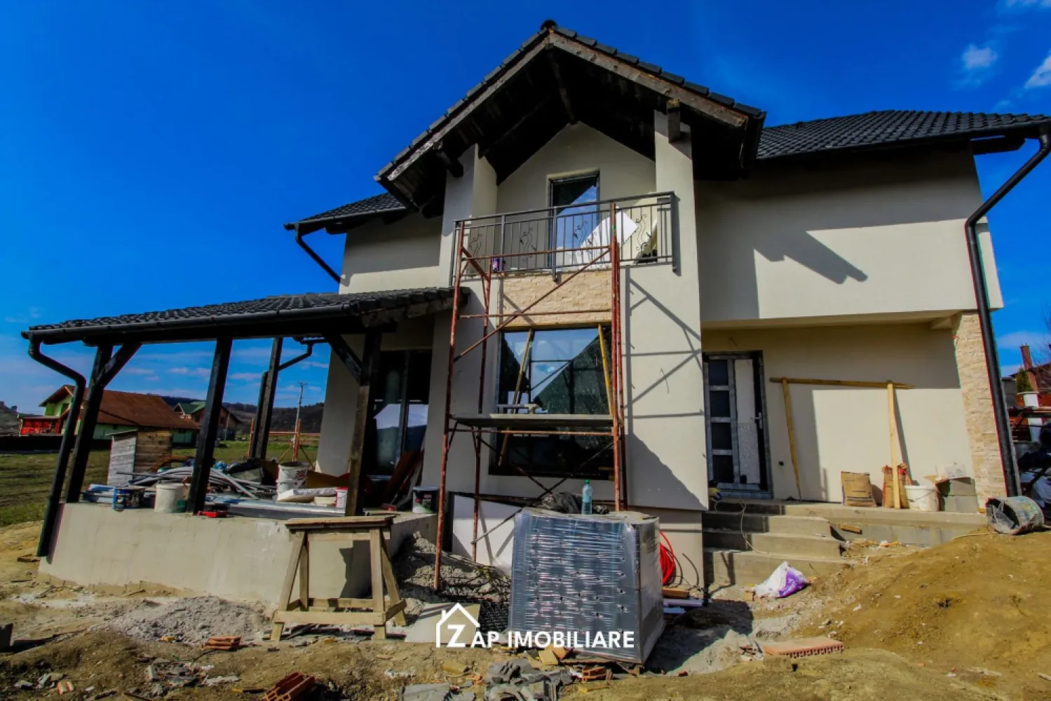 Corunca - Casa 110 mp - 500 mp teren -Zona panoramica - Mentionati ID-ul proprietatii cand apelati: CP2981585
Contact ⓪⑦②⑥ ②②③ ⑧⑧⑥ Sebastian

Casă modernă cu etaj, situată în Corunca, într-o zonă liniștită și plăcută, ideală pentru o familie care își dorește confort și spațiu.

Proprietatea are o suprafață utilă de 110 mp și este amplasată pe un teren generos de 500 mp, cu acces direct la drum asfaltat și toate utilitățile racordate.

Compartimentarea este practică și bine gândită:

-- Parter: terasă acoperită la intrare, hol spațios, baie, bucătărie cu cămară, living luminos cu acces către o terasă generoasă
-- Etaj: 3 dormitoare, baie, hol, și balcon cu priveliște

Locuința se vinde la stadiul de semifinisat avansat, oferind posibilitatea de personalizare după preferințele viitorului proprietar.

-- Gard inclus in pret din boltari si tencuit
-- Centrala termica prin condesantie
-- Incalzire in pardoseala 
-- Suprafață utilă: 110 mp
-- Teren: 500 mp
-- Preț: 175.000 euro TVA Inclus

Comision Agentie ZERO

Contact ⓪⑦②⑥ ②②③ ⑧⑧⑥ Sebastian