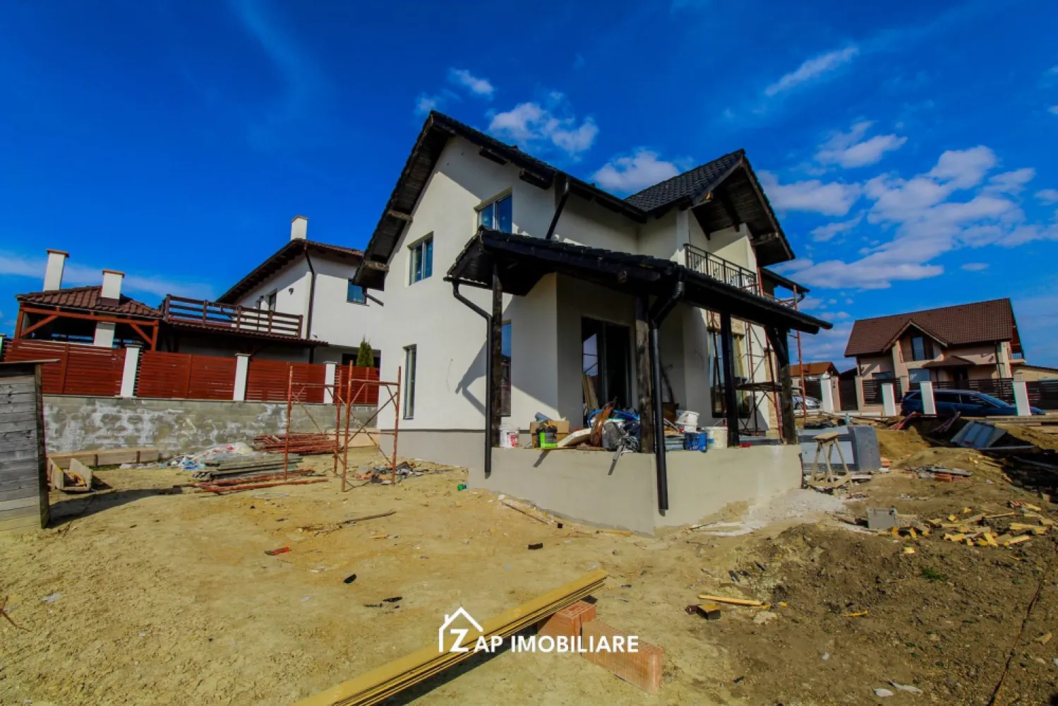 Corunca - Casa 110 mp - 500 mp teren -Zona panoramica - Mentionati ID-ul proprietatii cand apelati: CP2981585
Contact ⓪⑦②⑥ ②②③ ⑧⑧⑥ Sebastian

Casă modernă cu etaj, situată în Corunca, într-o zonă liniștită și plăcută, ideală pentru o familie care își dorește confort și spațiu.

Proprietatea are o suprafață utilă de 110 mp și este amplasată pe un teren generos de 500 mp, cu acces direct la drum asfaltat și toate utilitățile racordate.

Compartimentarea este practică și bine gândită:

-- Parter: terasă acoperită la intrare, hol spațios, baie, bucătărie cu cămară, living luminos cu acces către o terasă generoasă
-- Etaj: 3 dormitoare, baie, hol, și balcon cu priveliște

Locuința se vinde la stadiul de semifinisat avansat, oferind posibilitatea de personalizare după preferințele viitorului proprietar.

-- Gard inclus in pret din boltari si tencuit
-- Centrala termica prin condesantie
-- Incalzire in pardoseala 
-- Suprafață utilă: 110 mp
-- Teren: 500 mp
-- Preț: 175.000 euro TVA Inclus

Comision Agentie ZERO

Contact ⓪⑦②⑥ ②②③ ⑧⑧⑥ Sebastian
