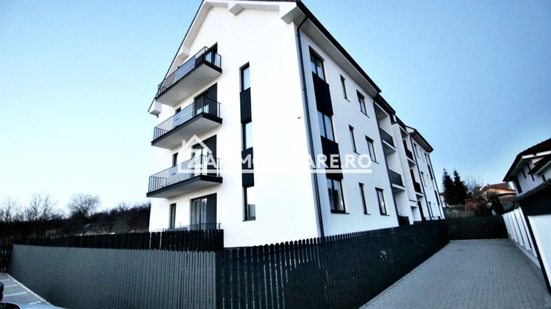 Apartament 2 camere,55mp,1 terasă 50 mp.1 parcare privată - Descriere:
De închiriat apartament 2 camere in bloc nou, decomandat confort 1, situat la intrare in Livezeni , suprafață utilă de 55 mp+ 50 mp terasa,situat la parter din 3 oferit de Zap Imobiliare.
Detalii: 
- 1 living, 1 dormitor, 1 bucătărie, 1 baie, 1 balcon, 1 terasă, 1 hol, 1 parcare privată
- centrală termică, calorifere, geamuri termopan, ușă metalică.
- masina de spalat rufe, frigider.aragaz, masină de spălat vase
Contact 0774048706 Bogdan
Proprietatea se află într-o zonă cu un confort deosebit, datorită amplasării în imediata apropiere a tot ceea ce înseamnă viață modernă, și anume: mijloace de transport în comun, magazine, unități de învățământ de toate gradele, piață, parc, bănci, farmacii, s.a.
Locuința se închiriază mobilată și utilată la prețul de XXX Euro negociabil. 
Comisionul perceput este de 50% din valoarea primei chirii si se plateste o singura data in momentul semnarii contractului de inchiriere.
Contact 0774048706 Bogdan
Acest anunț nu corespunde cerințelor tale? Sună la numărul afișat în anunț și unul dintre agenții noștri te va ajuta cu alte oferte personalizate în funcție de cerințele tale.