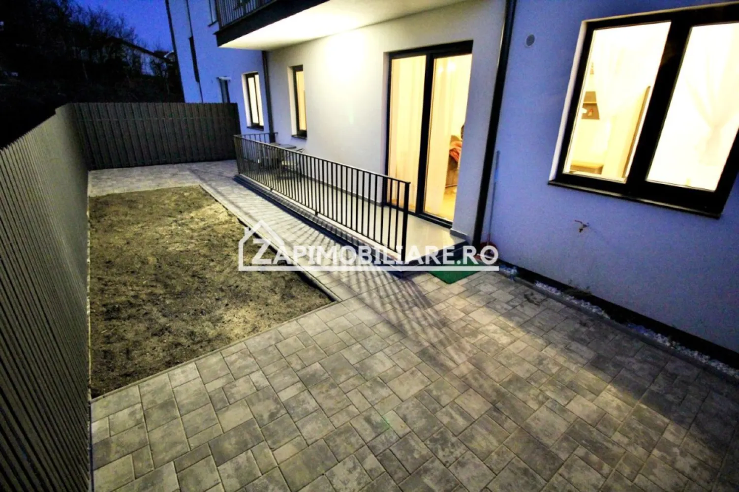 Apartament 2 camere,55mp,1 terasă 50 mp.1 parcare privată - Descriere:
De închiriat apartament 2 camere in bloc nou, decomandat confort 1, situat la intrare in Livezeni , suprafață utilă de 55 mp+ 50 mp terasa,situat la parter din 3 oferit de Zap Imobiliare.
Detalii: 
- 1 living, 1 dormitor, 1 bucătărie, 1 baie, 1 balcon, 1 terasă, 1 hol, 1 parcare privată
- centrală termică, calorifere, geamuri termopan, ușă metalică.
- masina de spalat rufe, frigider.aragaz, masină de spălat vase
Contact 0774048706 Bogdan
Proprietatea se află într-o zonă cu un confort deosebit, datorită amplasării în imediata apropiere a tot ceea ce înseamnă viață modernă, și anume: mijloace de transport în comun, magazine, unități de învățământ de toate gradele, piață, parc, bănci, farmacii, s.a.
Locuința se închiriază mobilată și utilată la prețul de XXX Euro negociabil. 
Comisionul perceput este de 50% din valoarea primei chirii si se plateste o singura data in momentul semnarii contractului de inchiriere.
Contact 0774048706 Bogdan
Acest anunț nu corespunde cerințelor tale? Sună la numărul afișat în anunț și unul dintre agenții noștri te va ajuta cu alte oferte personalizate în funcție de cerințele tale.