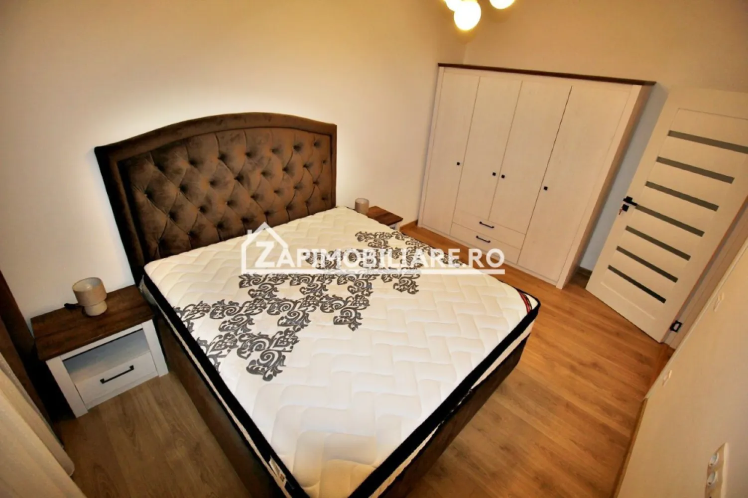 Apartament 2 camere,55mp,1 terasă 50 mp.1 parcare privată - Descriere:
De închiriat apartament 2 camere in bloc nou, decomandat confort 1, situat la intrare in Livezeni , suprafață utilă de 55 mp+ 50 mp terasa,situat la parter din 3 oferit de Zap Imobiliare.
Detalii: 
- 1 living, 1 dormitor, 1 bucătărie, 1 baie, 1 balcon, 1 terasă, 1 hol, 1 parcare privată
- centrală termică, calorifere, geamuri termopan, ușă metalică.
- masina de spalat rufe, frigider.aragaz, masină de spălat vase
Contact 0774048706 Bogdan
Proprietatea se află într-o zonă cu un confort deosebit, datorită amplasării în imediata apropiere a tot ceea ce înseamnă viață modernă, și anume: mijloace de transport în comun, magazine, unități de învățământ de toate gradele, piață, parc, bănci, farmacii, s.a.
Locuința se închiriază mobilată și utilată la prețul de XXX Euro negociabil. 
Comisionul perceput este de 50% din valoarea primei chirii si se plateste o singura data in momentul semnarii contractului de inchiriere.
Contact 0774048706 Bogdan
Acest anunț nu corespunde cerințelor tale? Sună la numărul afișat în anunț și unul dintre agenții noștri te va ajuta cu alte oferte personalizate în funcție de cerințele tale.