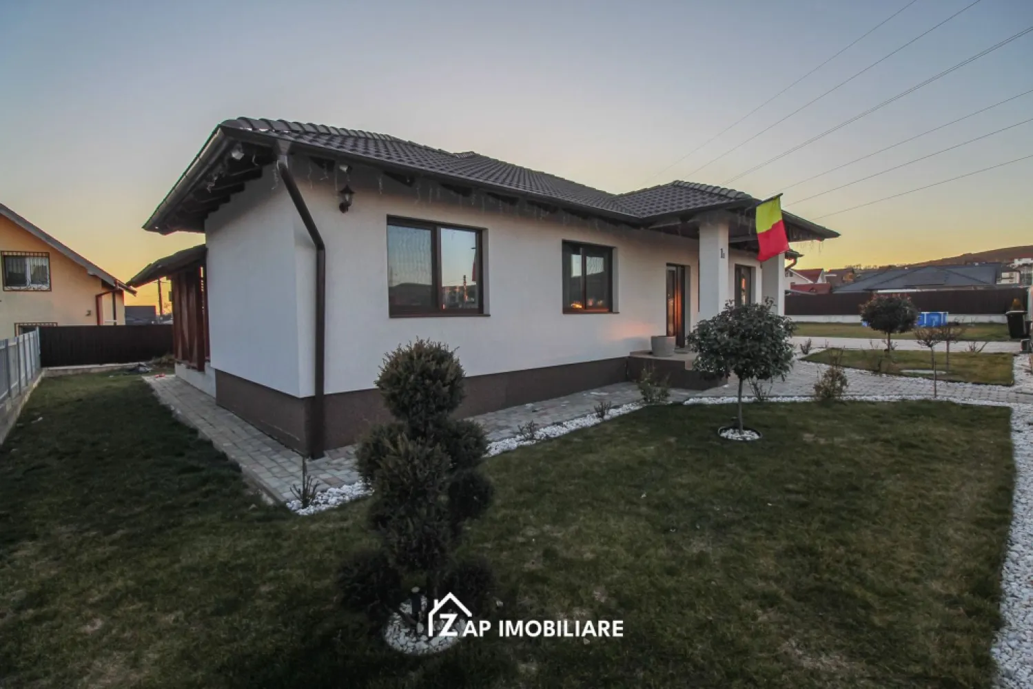 Casa moderna 1 nivel - 4 camere - 900 mp teren - Mentionati ID-ul proprietatii cand apelati: CP2969416
Contact ⓪⑦②⑥ ②②③ ⑧⑧⑥ Sebastian

Casă individuală , amplasată pe un teren intravilan generos cu suprafața totală de 900 mp. Proprietatea oferă spațiu suficient pentru curte, grădină sau amenajări exterioare, fiind potrivită pentru o familie care își dorește confort și intimitate.

Construcția este realizată în anul 2022, pe fundație de beton, cu pereți din cărămidă și acoperiș din țiglă, având regim de înălțime Parter. Suprafața construită este de aproximativ 152 mp, compartimentarea fiind gândită pentru o utilizare practică și eficientă a spațiului.

Locuința este compusă din living spațios, 3 camere, bucătărie separată, cămară, 2 băi, 2 holuri și un spațiu de depozitare. În exterior, casa dispune de 2 terase acoperite, ideale pentru relaxare sau pentru amenajarea unui spațiu de luat masa în aer liber.

Terenul este intravilan și parțial împrejmuit cu gard din fier. Din suprafața totală de 900 mp, aproximativ 450 mp reprezintă curți construcții, iar 450 mp teren arabil.

-- Casa individuala
-- An constructie 2022
-- Suprafata construita 152 mp
-- Teren total 900 mp
-- Living + 3 camere
-- Bucatarie separata
-- 2 bai
-- Camara
-- Spatiu depozitare
-- 2 terase acoperite
--Panpuri fotovoltaice de 6.5kw
-- pivnita spatioasa

Pret: 235000 Euro negociabil
Comision Agentie ZERO

Contact ⓪⑦②⑥ ②②③ ⑧⑧⑥ Sebastian