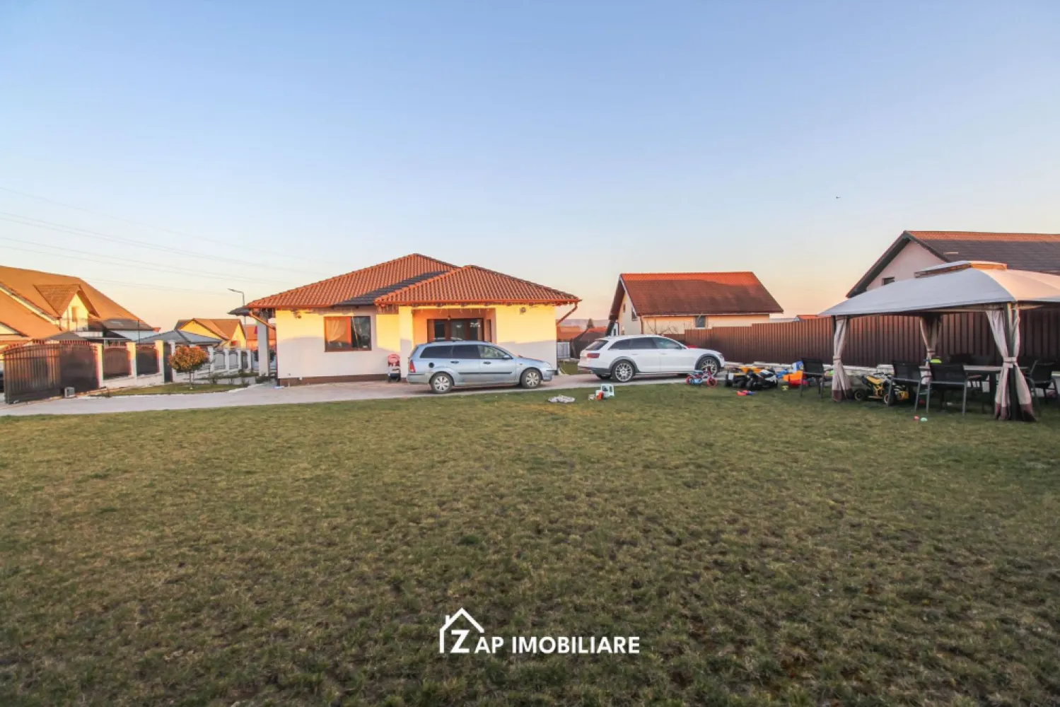 Casa moderna 1 nivel - 4 camere - 900 mp teren - Mentionati ID-ul proprietatii cand apelati: CP2969416
Contact ⓪⑦②⑥ ②②③ ⑧⑧⑥ Sebastian

Casă individuală , amplasată pe un teren intravilan generos cu suprafața totală de 900 mp. Proprietatea oferă spațiu suficient pentru curte, grădină sau amenajări exterioare, fiind potrivită pentru o familie care își dorește confort și intimitate.

Construcția este realizată în anul 2022, pe fundație de beton, cu pereți din cărămidă și acoperiș din țiglă, având regim de înălțime Parter. Suprafața construită este de aproximativ 152 mp, compartimentarea fiind gândită pentru o utilizare practică și eficientă a spațiului.

Locuința este compusă din living spațios, 3 camere, bucătărie separată, cămară, 2 băi, 2 holuri și un spațiu de depozitare. În exterior, casa dispune de 2 terase acoperite, ideale pentru relaxare sau pentru amenajarea unui spațiu de luat masa în aer liber.

Terenul este intravilan și parțial împrejmuit cu gard din fier. Din suprafața totală de 900 mp, aproximativ 450 mp reprezintă curți construcții, iar 450 mp teren arabil.

-- Casa individuala
-- An constructie 2022
-- Suprafata construita 152 mp
-- Teren total 900 mp
-- Living + 3 camere
-- Bucatarie separata
-- 2 bai
-- Camara
-- Spatiu depozitare
-- 2 terase acoperite
--Panpuri fotovoltaice de 6.5kw
-- pivnita spatioasa

Pret: 235000 Euro negociabil
Comision Agentie ZERO

Contact ⓪⑦②⑥ ②②③ ⑧⑧⑥ Sebastian