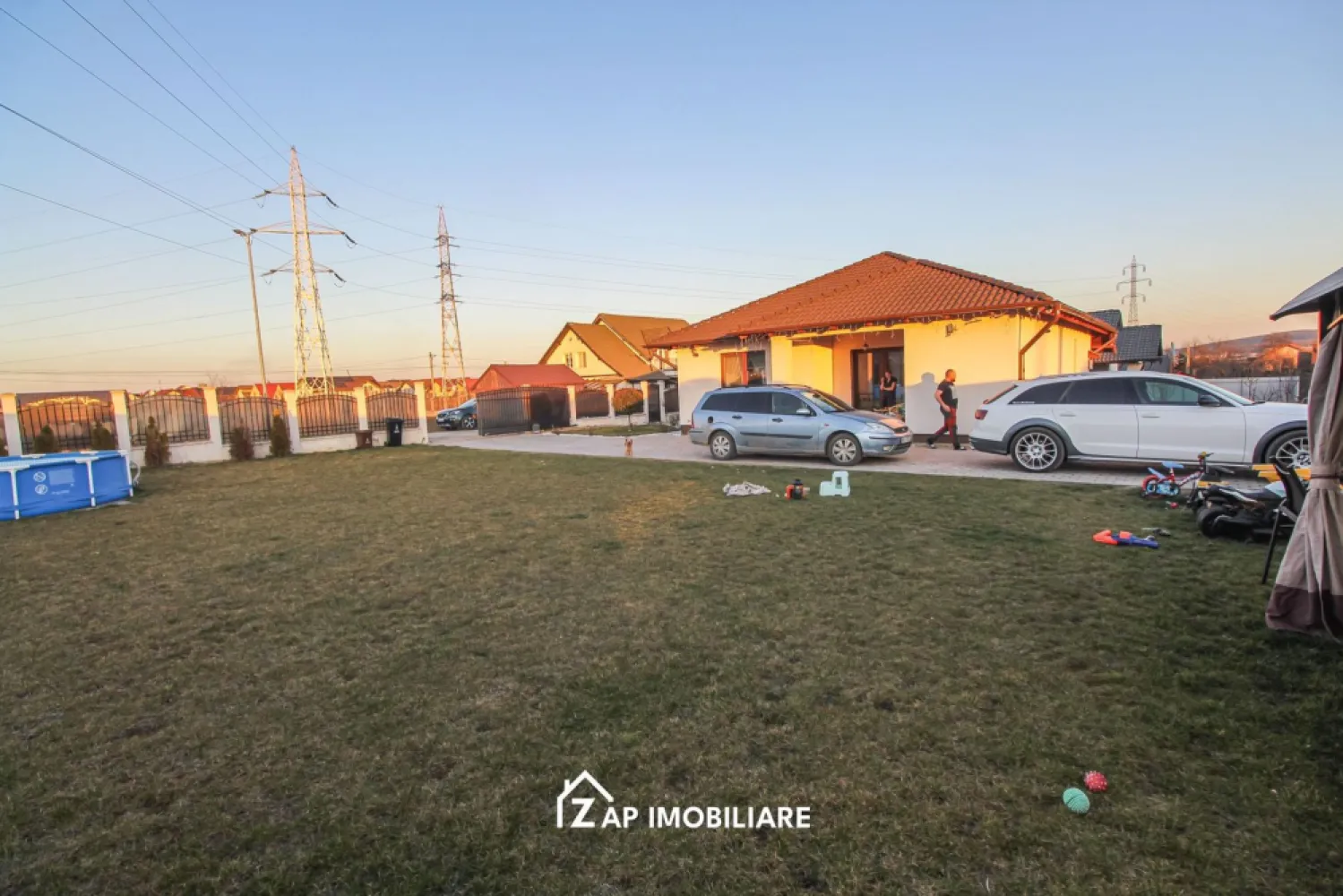 Casa moderna 1 nivel - 4 camere - 900 mp teren - Mentionati ID-ul proprietatii cand apelati: CP2969416
Contact ⓪⑦②⑥ ②②③ ⑧⑧⑥ Sebastian

Casă individuală , amplasată pe un teren intravilan generos cu suprafața totală de 900 mp. Proprietatea oferă spațiu suficient pentru curte, grădină sau amenajări exterioare, fiind potrivită pentru o familie care își dorește confort și intimitate.

Construcția este realizată în anul 2022, pe fundație de beton, cu pereți din cărămidă și acoperiș din țiglă, având regim de înălțime Parter. Suprafața construită este de aproximativ 152 mp, compartimentarea fiind gândită pentru o utilizare practică și eficientă a spațiului.

Locuința este compusă din living spațios, 3 camere, bucătărie separată, cămară, 2 băi, 2 holuri și un spațiu de depozitare. În exterior, casa dispune de 2 terase acoperite, ideale pentru relaxare sau pentru amenajarea unui spațiu de luat masa în aer liber.

Terenul este intravilan și parțial împrejmuit cu gard din fier. Din suprafața totală de 900 mp, aproximativ 450 mp reprezintă curți construcții, iar 450 mp teren arabil.

-- Casa individuala
-- An constructie 2022
-- Suprafata construita 152 mp
-- Teren total 900 mp
-- Living + 3 camere
-- Bucatarie separata
-- 2 bai
-- Camara
-- Spatiu depozitare
-- 2 terase acoperite
--Panpuri fotovoltaice de 6.5kw
-- pivnita spatioasa

Pret: 235000 Euro negociabil
Comision Agentie ZERO

Contact ⓪⑦②⑥ ②②③ ⑧⑧⑥ Sebastian