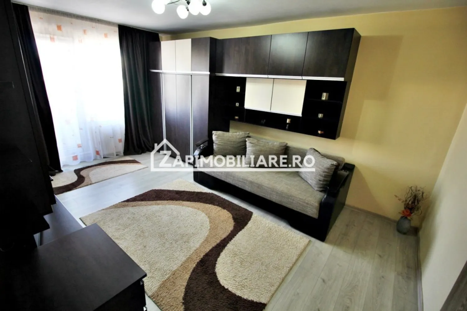 Apartament 2 camere,54mp,conf.1,cartier Tudot,bloc izolat - Contact 0774048706 Bogdan
De vânzare apartament 2 camere decomandat confort ,1 situat în cartierul Tudor, strada Rodniciei aproape de piată, suprafață utilă de 54 mp, situat la etajul 4 din 4 oferit de Zap Imobiliare 
Detalii: 
- 1 living, 1 dormitor, 1 bucătărie, 1 baie, 1 balcon , 1 hol,1 cămară
- centrală termică, calorifere, geamuri termopan, ușă metalică.
- masina de spalat rufe, frigider.aragaz

Proprietatea se află într-o zonă cu un confort deosebit, datorită amplasării în imediata apropiere a tot ceea ce înseamnă viață modernă, și anume: mijloace de transport în comun, magazine, unități de învățământ de toate gradele, piață, parc, bănci, farmacii, s.a.
Locuința se vinde mobilată și utilată la prețul de 95.000 Euro negociabil. Comisionul este ZERO!
Contact 0774048706 Bogdan