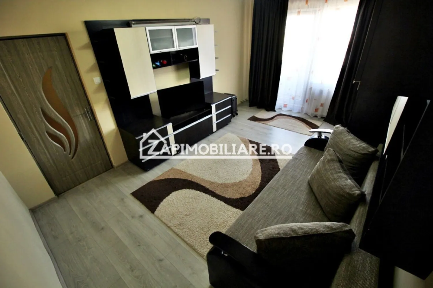 Apartament 2 camere,54mp,conf.1,cartier Tudot,bloc izolat - Contact 0774048706 Bogdan
De vânzare apartament 2 camere decomandat confort ,1 situat în cartierul Tudor, strada Rodniciei aproape de piată, suprafață utilă de 54 mp, situat la etajul 4 din 4 oferit de Zap Imobiliare 
Detalii: 
- 1 living, 1 dormitor, 1 bucătărie, 1 baie, 1 balcon , 1 hol,1 cămară
- centrală termică, calorifere, geamuri termopan, ușă metalică.
- masina de spalat rufe, frigider.aragaz

Proprietatea se află într-o zonă cu un confort deosebit, datorită amplasării în imediata apropiere a tot ceea ce înseamnă viață modernă, și anume: mijloace de transport în comun, magazine, unități de învățământ de toate gradele, piață, parc, bănci, farmacii, s.a.
Locuința se vinde mobilată și utilată la prețul de 95.000 Euro negociabil. Comisionul este ZERO!
Contact 0774048706 Bogdan