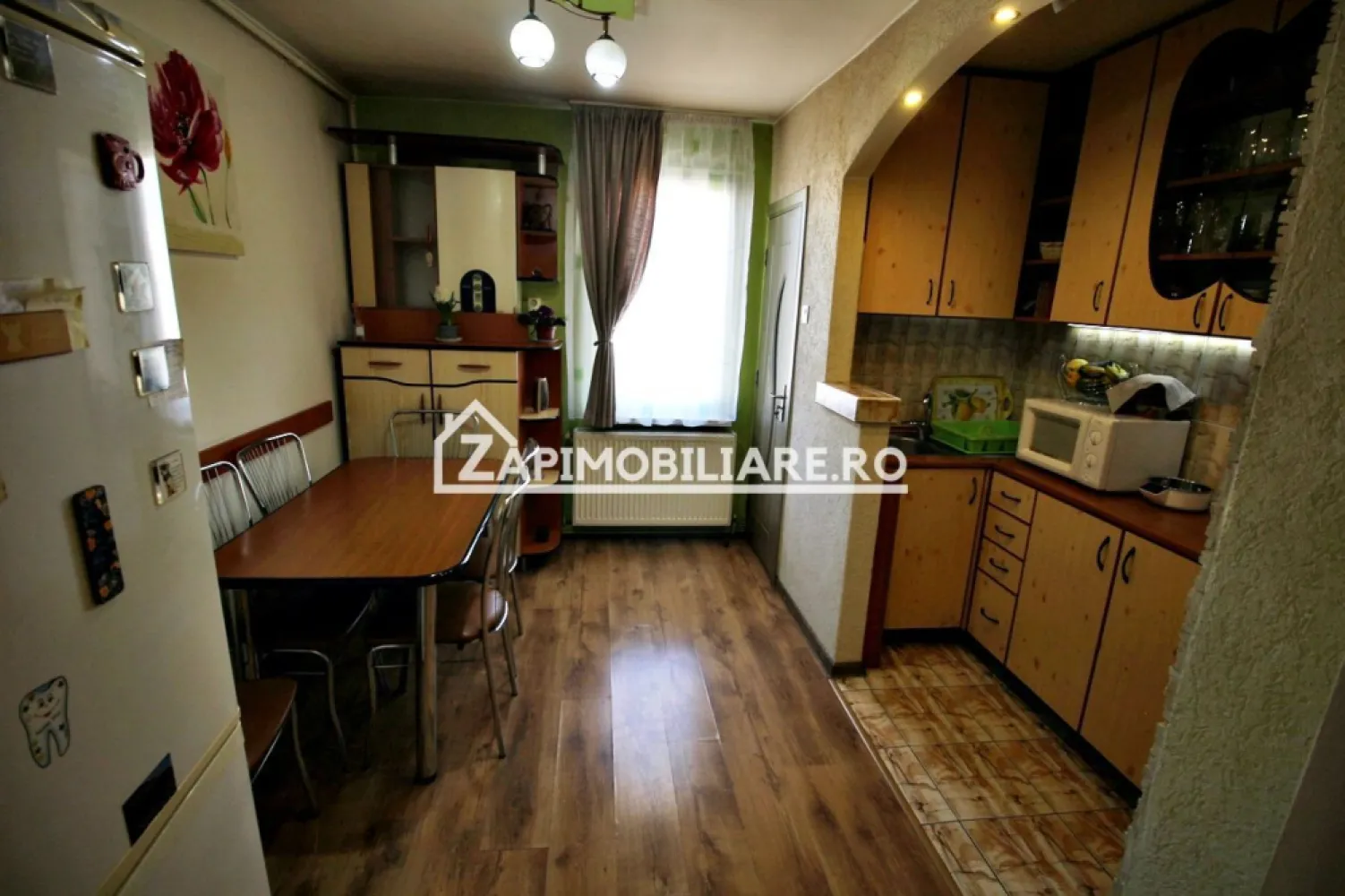 Apartament 2 camere,54mp,conf.1,cartier Tudot,bloc izolat - Contact 0774048706 Bogdan
De vânzare apartament 2 camere decomandat confort ,1 situat în cartierul Tudor, strada Rodniciei aproape de piată, suprafață utilă de 54 mp, situat la etajul 4 din 4 oferit de Zap Imobiliare 
Detalii: 
- 1 living, 1 dormitor, 1 bucătărie, 1 baie, 1 balcon , 1 hol,1 cămară
- centrală termică, calorifere, geamuri termopan, ușă metalică.
- masina de spalat rufe, frigider.aragaz

Proprietatea se află într-o zonă cu un confort deosebit, datorită amplasării în imediata apropiere a tot ceea ce înseamnă viață modernă, și anume: mijloace de transport în comun, magazine, unități de învățământ de toate gradele, piață, parc, bănci, farmacii, s.a.
Locuința se vinde mobilată și utilată la prețul de 95.000 Euro negociabil. Comisionul este ZERO!
Contact 0774048706 Bogdan