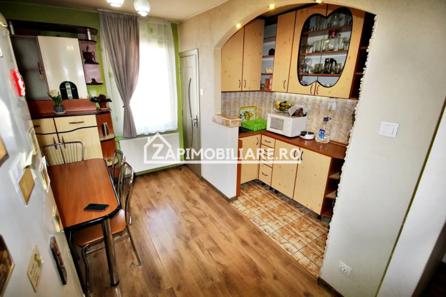 Apartament 2 camere,54mp,conf.1,cartier Tudot,bloc izolat - Contact 0774048706 Bogdan
De vânzare apartament 2 camere decomandat confort ,1 situat în cartierul Tudor, strada Rodniciei aproape de piată, suprafață utilă de 54 mp, situat la etajul 4 din 4 oferit de Zap Imobiliare 
Detalii: 
- 1 living, 1 dormitor, 1 bucătărie, 1 baie, 1 balcon , 1 hol,1 cămară
- centrală termică, calorifere, geamuri termopan, ușă metalică.
- masina de spalat rufe, frigider.aragaz

Proprietatea se află într-o zonă cu un confort deosebit, datorită amplasării în imediata apropiere a tot ceea ce înseamnă viață modernă, și anume: mijloace de transport în comun, magazine, unități de învățământ de toate gradele, piață, parc, bănci, farmacii, s.a.
Locuința se vinde mobilată și utilată la prețul de 95.000 Euro negociabil. Comisionul este ZERO!
Contact 0774048706 Bogdan