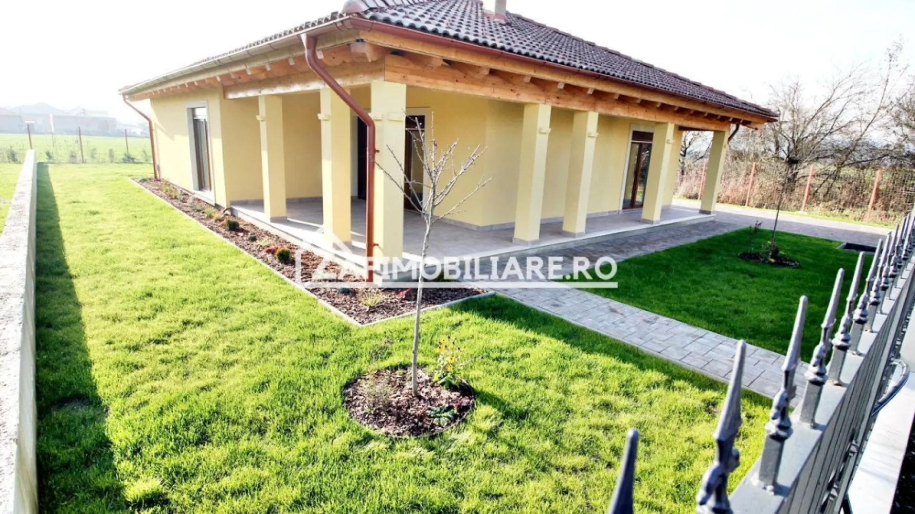 Casa 4 camere,177mp,600mp teren,gard, pavaj,gazon 0%comision - Contact 0774048706 Bogdan
De vânzare casă la cheie, singur în curte, 4 camere situată în Sangeorgiu de Mures, suprafața utilă de 110 mp. suprafata, desfăsurată 177 mp, amplasată pe un teren cu suprafața de 600 mp, 
Compartimentare:
- 1 living, 1 bucătărie, 2 bai,3 dormitoare, 2 dressiguri, 1 terasa acoperită
- curte amenajată cu gazon si pavaj
- gard si poarta automatizată inclusă, in pret
Detalii:
- centrală termică, incalzire in pardoseală, geamuri termopan, ușă din lemn
- fundația casei are o adâncime de 1 m, pereții sunt din cărămidă, acoperișul de țiglă, izolată cu polistiren de 10 cm.
- anul construcției 2024
Utilitați:

Casa se vinde la cheie cu gard, porti,pavaj, gazon, sistem de irigatie la prețul de 249.000 Euro + TVA.Comision ZERO!
Contact 0774048706 Bogdan
Daca vă place această ofertă sau pentru alte informații sunați la numărul de contact din anunț! 
Compania Zap Imobiliare vă pune la dispoziție toate actele și documentele necesare alături de asistență și consiliere permanentă până la finalizarea achiziției imobiliare. 
Ne dorim să îți oferim cea mai plăcută experiență, îndeplinim vise cu pereți!
Pardoseala casei este izolata cu polistiren extrudat si placata cu gresie de cea mai buna calitate,
Dispune de repartitoare de caldura.
Casa dispune de horn construit din elemente profesionale pentru cosuri de fum si fiind pregatit pentru montarea unui semineu sau termosemineu 
Baile sunt echipate cu rezervoare pentru toalete Grohe, complet integrate in pereti, dusurile vor fi tip walk-in cu usa glisanta si placate cu mozaic - pentru aderenta, 
Corpurile sanitare sunt de calitate premium, vor include toalete, chiuvete, mobilier baie, bideu, 
Usile interioare sunt din lemn masiv, facute pe comanda
Usa de intrare este din lemn masiv
Terasa este placata cu gresie de exterior, aderenta, de cea mai buna calitate, are lampi montate pe fiecare stalp, precum si sistem de iluminare LED a acoperisului interior
Pervazele la geamuri in exterior si in interior, precum si marginea terasei, sunt din travertin.
Casa are montate lampi exterioare pe toate laturile.