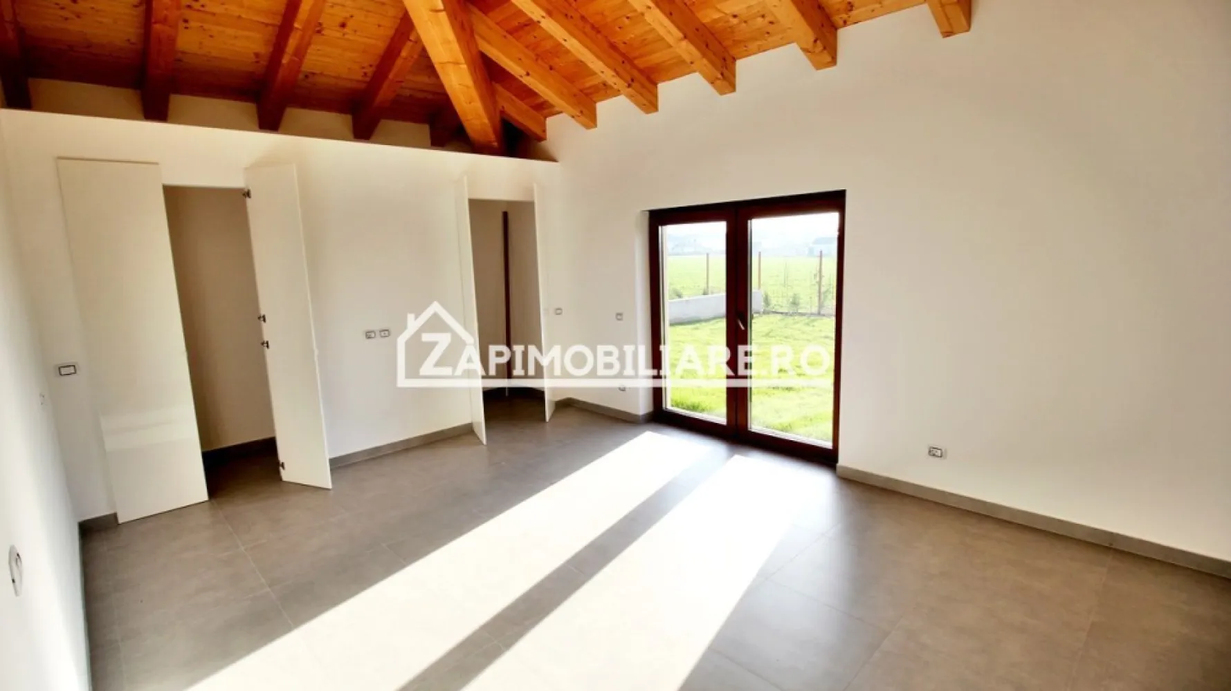 Casa 4 camere,177mp,600mp teren,gard, pavaj,gazon 0%comision - Contact 0774048706 Bogdan
De vânzare casă la cheie, singur în curte, 4 camere situată în Sangeorgiu de Mures, suprafața utilă de 110 mp. suprafata, desfăsurată 177 mp, amplasată pe un teren cu suprafața de 600 mp, 
Compartimentare:
- 1 living, 1 bucătărie, 2 bai,3 dormitoare, 2 dressiguri, 1 terasa acoperită
- curte amenajată cu gazon si pavaj
- gard si poarta automatizată inclusă, in pret
Detalii:
- centrală termică, incalzire in pardoseală, geamuri termopan, ușă din lemn
- fundația casei are o adâncime de 1 m, pereții sunt din cărămidă, acoperișul de țiglă, izolată cu polistiren de 10 cm.
- anul construcției 2024
Utilitați:

Casa se vinde la cheie cu gard, porti,pavaj, gazon, sistem de irigatie la prețul de 249.000 Euro + TVA.Comision ZERO!
Contact 0774048706 Bogdan
Daca vă place această ofertă sau pentru alte informații sunați la numărul de contact din anunț! 
Compania Zap Imobiliare vă pune la dispoziție toate actele și documentele necesare alături de asistență și consiliere permanentă până la finalizarea achiziției imobiliare. 
Ne dorim să îți oferim cea mai plăcută experiență, îndeplinim vise cu pereți!
Pardoseala casei este izolata cu polistiren extrudat si placata cu gresie de cea mai buna calitate,
Dispune de repartitoare de caldura.
Casa dispune de horn construit din elemente profesionale pentru cosuri de fum si fiind pregatit pentru montarea unui semineu sau termosemineu 
Baile sunt echipate cu rezervoare pentru toalete Grohe, complet integrate in pereti, dusurile vor fi tip walk-in cu usa glisanta si placate cu mozaic - pentru aderenta, 
Corpurile sanitare sunt de calitate premium, vor include toalete, chiuvete, mobilier baie, bideu, 
Usile interioare sunt din lemn masiv, facute pe comanda
Usa de intrare este din lemn masiv
Terasa este placata cu gresie de exterior, aderenta, de cea mai buna calitate, are lampi montate pe fiecare stalp, precum si sistem de iluminare LED a acoperisului interior
Pervazele la geamuri in exterior si in interior, precum si marginea terasei, sunt din travertin.
Casa are montate lampi exterioare pe toate laturile.