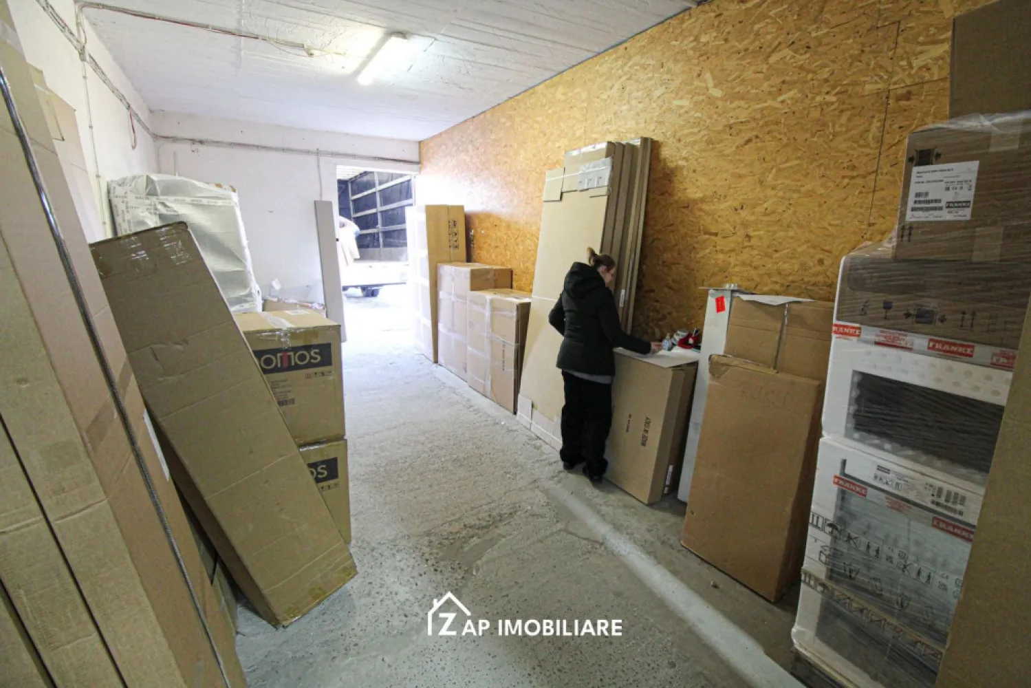 Spatiu depozit 100 mp – Zona Libertatii - Mentionati ID-ul proprietatii cand apelati: CP2961507
Contact ⓪⑦②⑥ ②②③ ⑧⑧⑥ Sebastian

Se ofera spre inchiriere spatiu de depozitare situat in zona Libertatii, potrivit pentru depozit, logistica sau activitati comerciale usoare. Spatiul are acces facil si este amplasat intr-o zona bine conectata.

-- Suprafata: 100 mp
-- Pret: 5 euro / mp + TVA
-- Pret total lunar: 500 euro + TVA
-- Destinatie: depozitare
-- Zona Libertatii
- Optional se pot inchiria si birouri la pretul de 4 Euro + TVA

Comision agenție: 50% din valoarea primei chirii.

Contact ⓪⑦②⑥ ②②③ ⑧⑧⑥ Sebastian