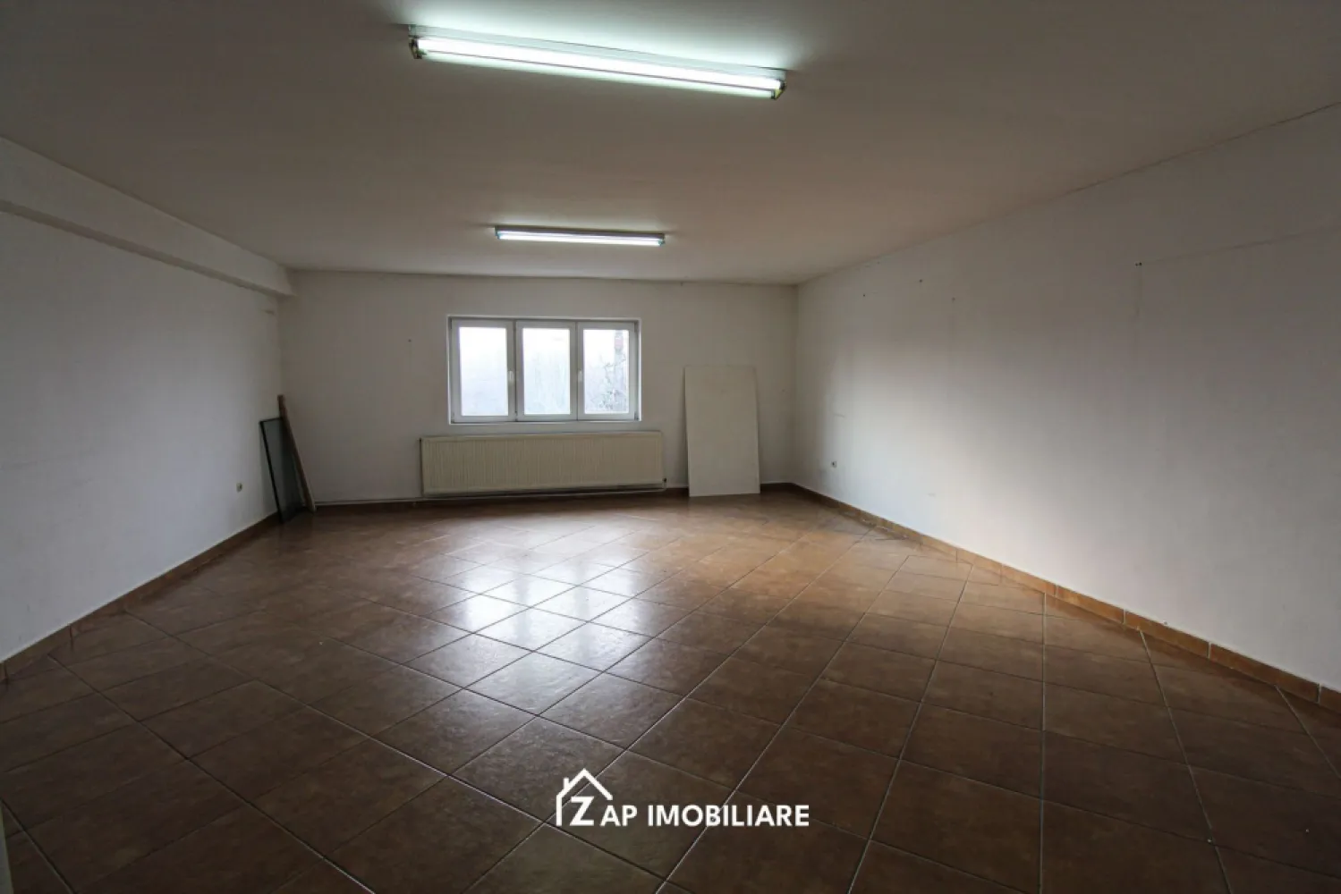 Birouri - 4 Euro / mp - Strada Libertatii - mai multe variante de suprafață - Mentionati ID-ul proprietatii cand apelati: CP2961390
Contact ⓪⑦②⑥ ②②③ ⑧⑧⑥ Sebastian

Se oferă spre închiriere spații de birouri situate pe Strada Libertății, în Târgu Mureș, într-o zonă ușor accesibilă. Spațiile sunt potrivite pentru activități de birou, firme de servicii sau sedii administrative și beneficiază de toate utilitățile necesare.

Sunt disponibile mai multe variante de suprafață, în funcție de necesitățile chiriașului.

-- 33 mp
-- Preț: 132 euro / lună + TVA

-- 40 mp
-- Preț: 160 euro / lună + TVA

-- 33 mp birou + 22 mp depozit, total 55 mp
-- Preț: 220 euro / lună + TVA

-- Spații de birouri
-- Toate utilitățile disponibile
-- Acces facil
-- Zonă bine conectată a orașului

Pentru mai multe detalii sau programarea unei vizionări, vă stăm la dispoziție.

Comision agenție: 50% din valoarea primei chirii.

Contact ⓪⑦②⑥ ②②③ ⑧⑧⑥ Sebastian