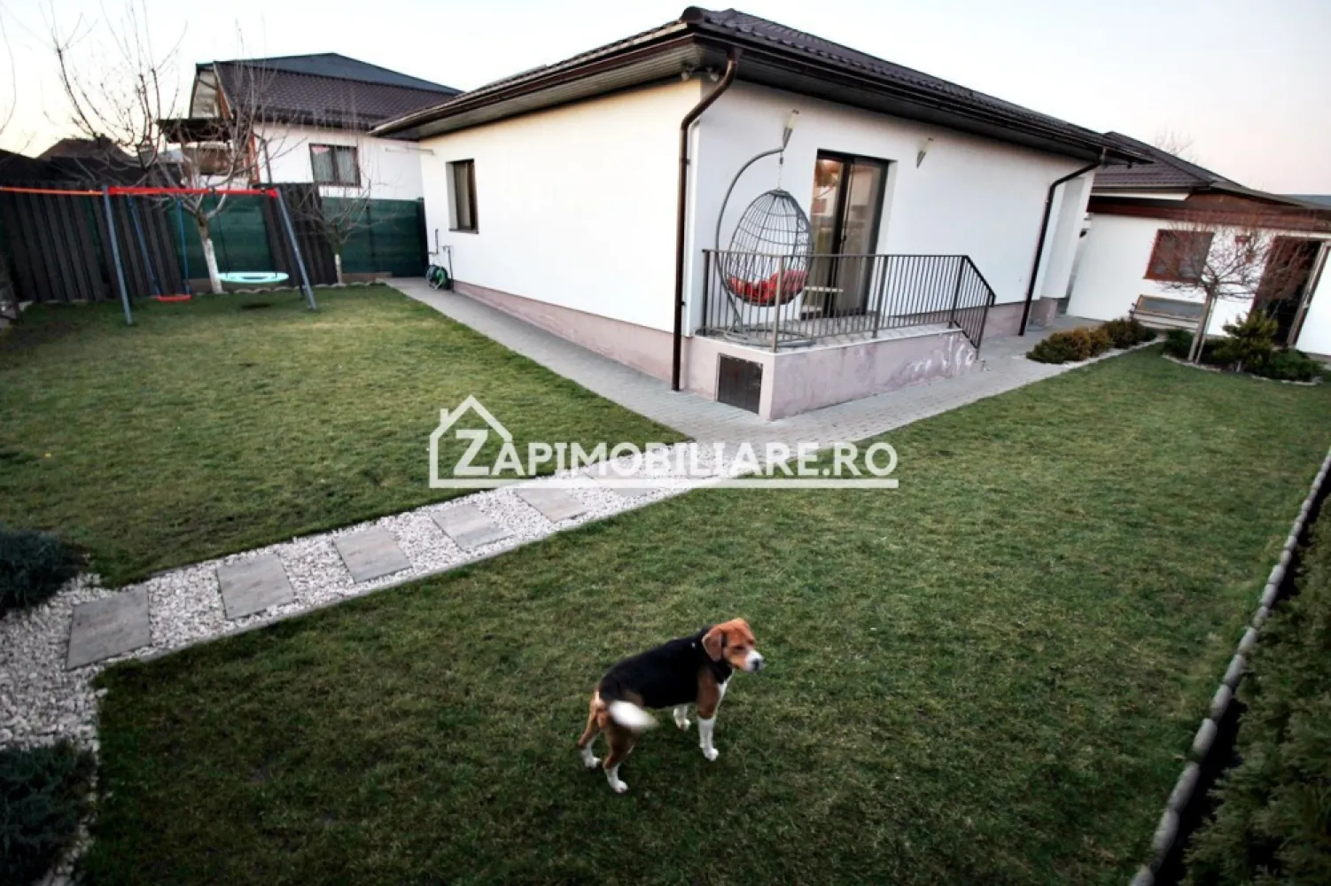 Casa 3 camere la cheie mobilata si utilată,110mp,370mp teren - Contact 0774048706 Bogdan
De vânzare casă,pe 1 nivel, singur în curte 3 camere situată în Sancraiu de Mures aproape de Darina, suprafața utilă de 80 mp. suprafata desfasurată 110 mp, amplasată pe un teren cu suprafața de 370 mp,
Compartimentare:
: 1 living, 1 bucătărie, 1 baie,2 dormitoare, 1 hol,1 foisor, 1 garaj,1 terasă, 

Detalii:
- centrală termică, calorifere, geamuri termopan, 
- fundația casei are o adâncime de 1 m, pereții sunt din cărămidă, acoperișul de țiglă, izolată cu polistiren de 10 cm.
- anul construcției 2018

Utilitați:
- curent, apă, gaz, canalizare

Casa se vinde la cheie , mobilată și utilată la prețul de 185.000 Euro negociabil. Comision ZERO!
Contact 0774048706 Bogdan
Daca vă place această ofertă sau pentru alte informații sunați la numărul de contact din anunț! 
Compania Zap Imobiliare vă pune la dispoziție toate actele și documentele necesare alături de asistență și consiliere permanentă până la finalizarea achiziției imobiliare. 
Ne dorim să îți oferim cea mai plăcută experiență, îndeplinim vise cu pereți!